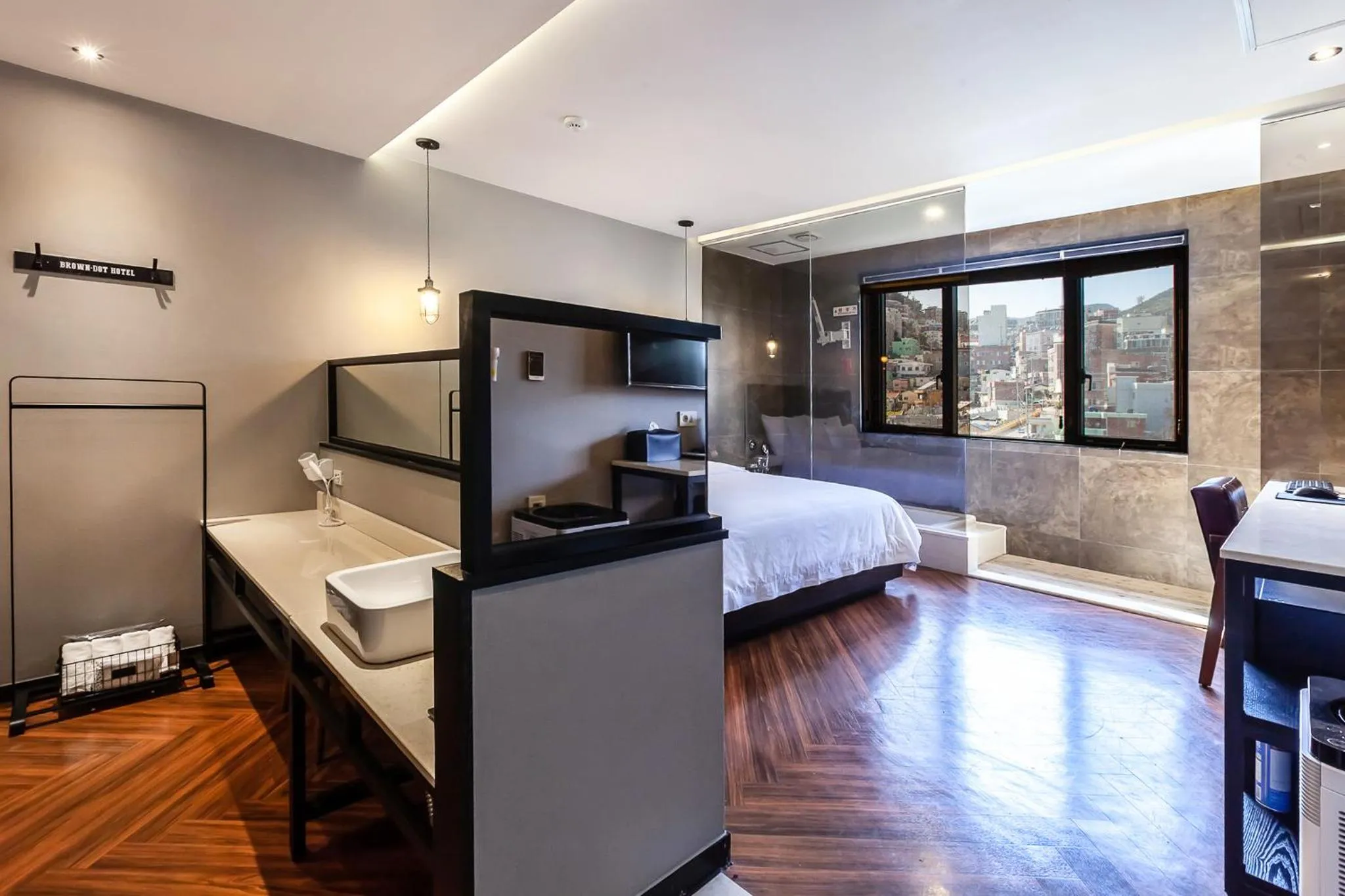 Communal lounge/ TV room, Bed in Beomil Brown Dot Hotel