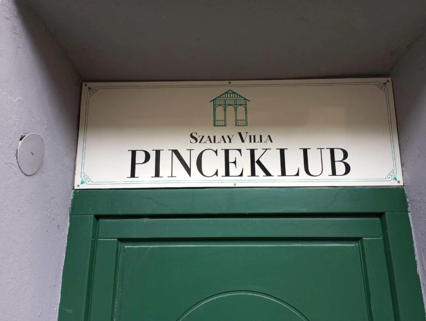 Text overlay in Szalay Villa