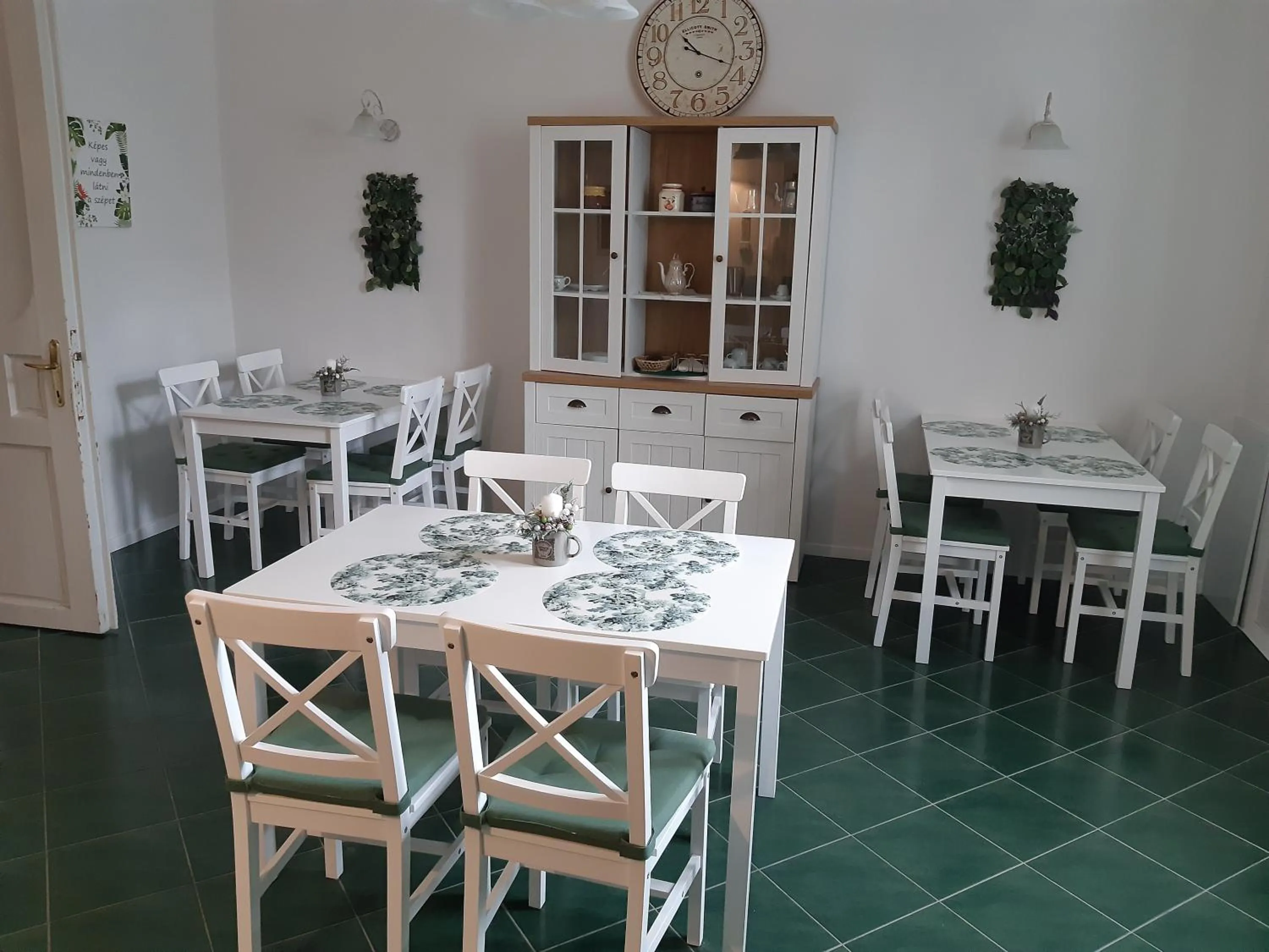 Restaurant/places to eat in Szalay Villa