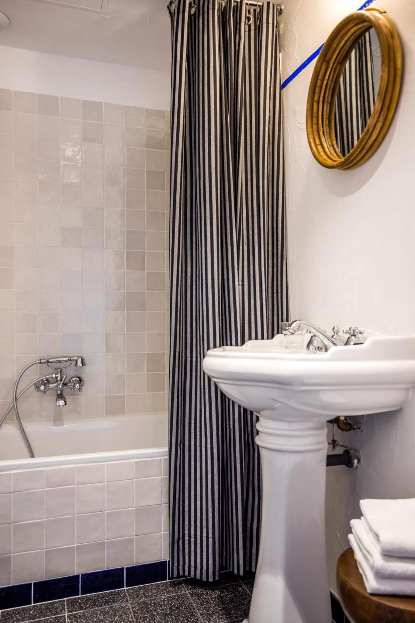 Bathroom in Hôtel Le Sud