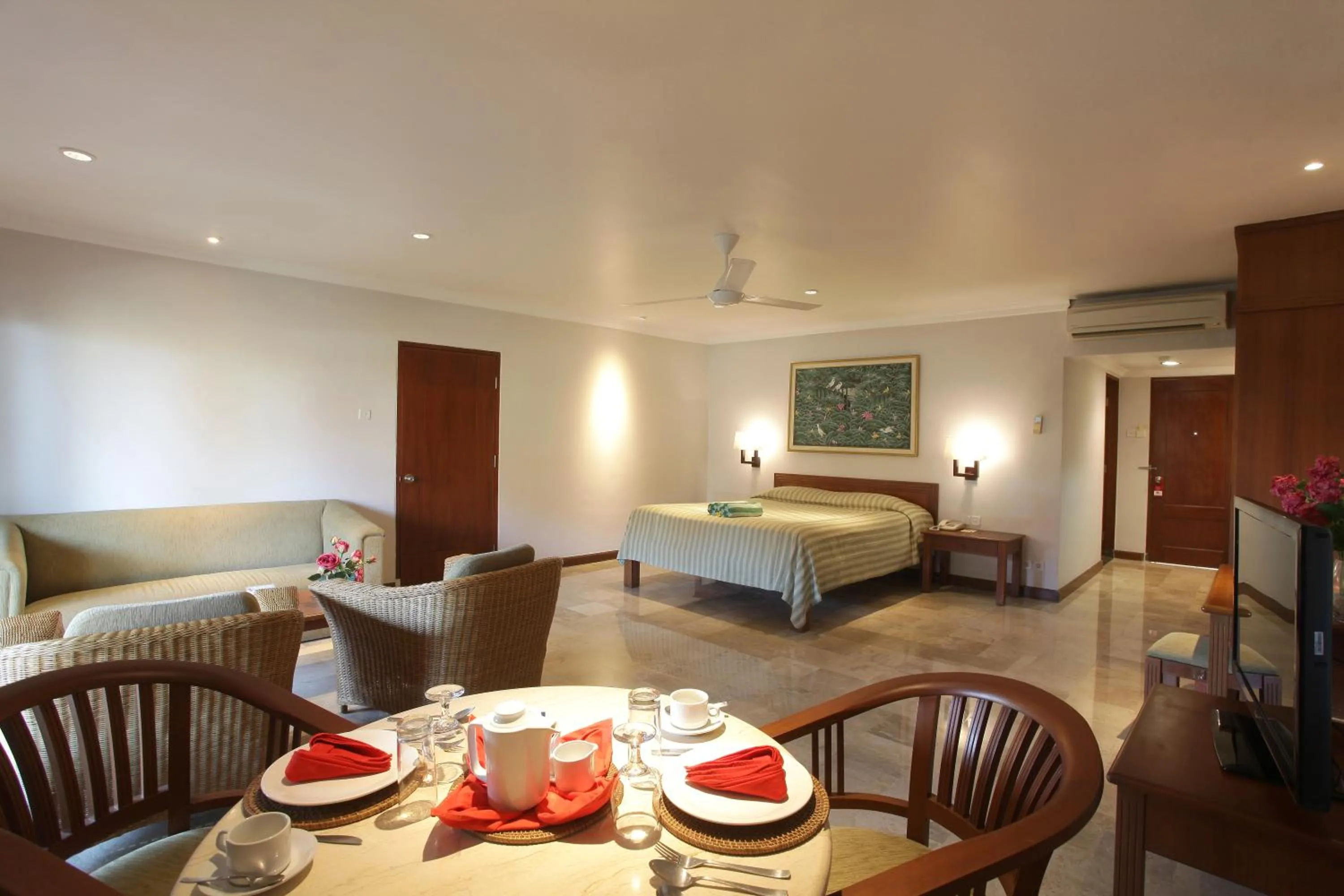 TV and multimedia, Bed in Peninsula Beach Resort