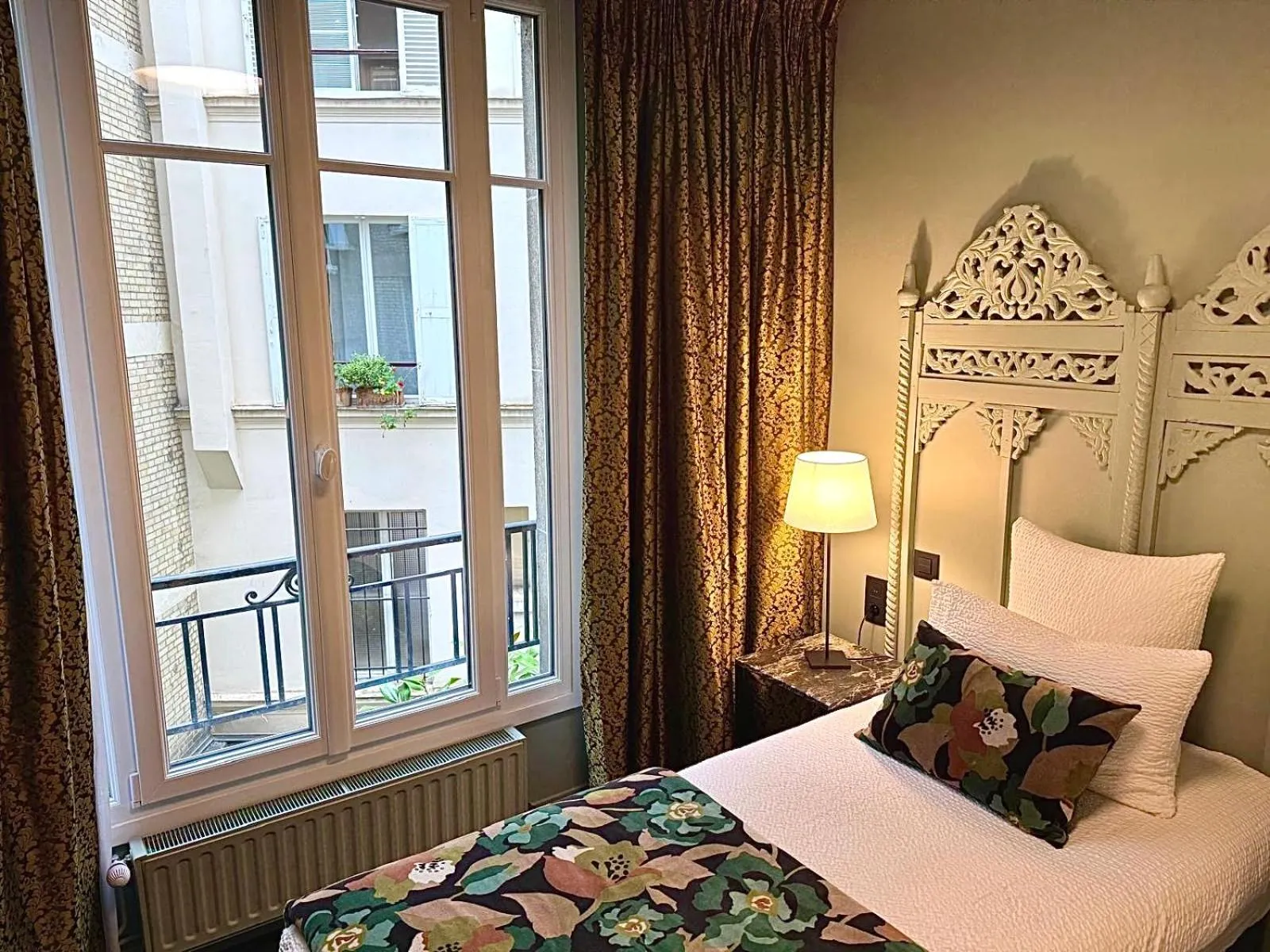 Bed in Hotel Villa Nicolo - Tour Eiffel