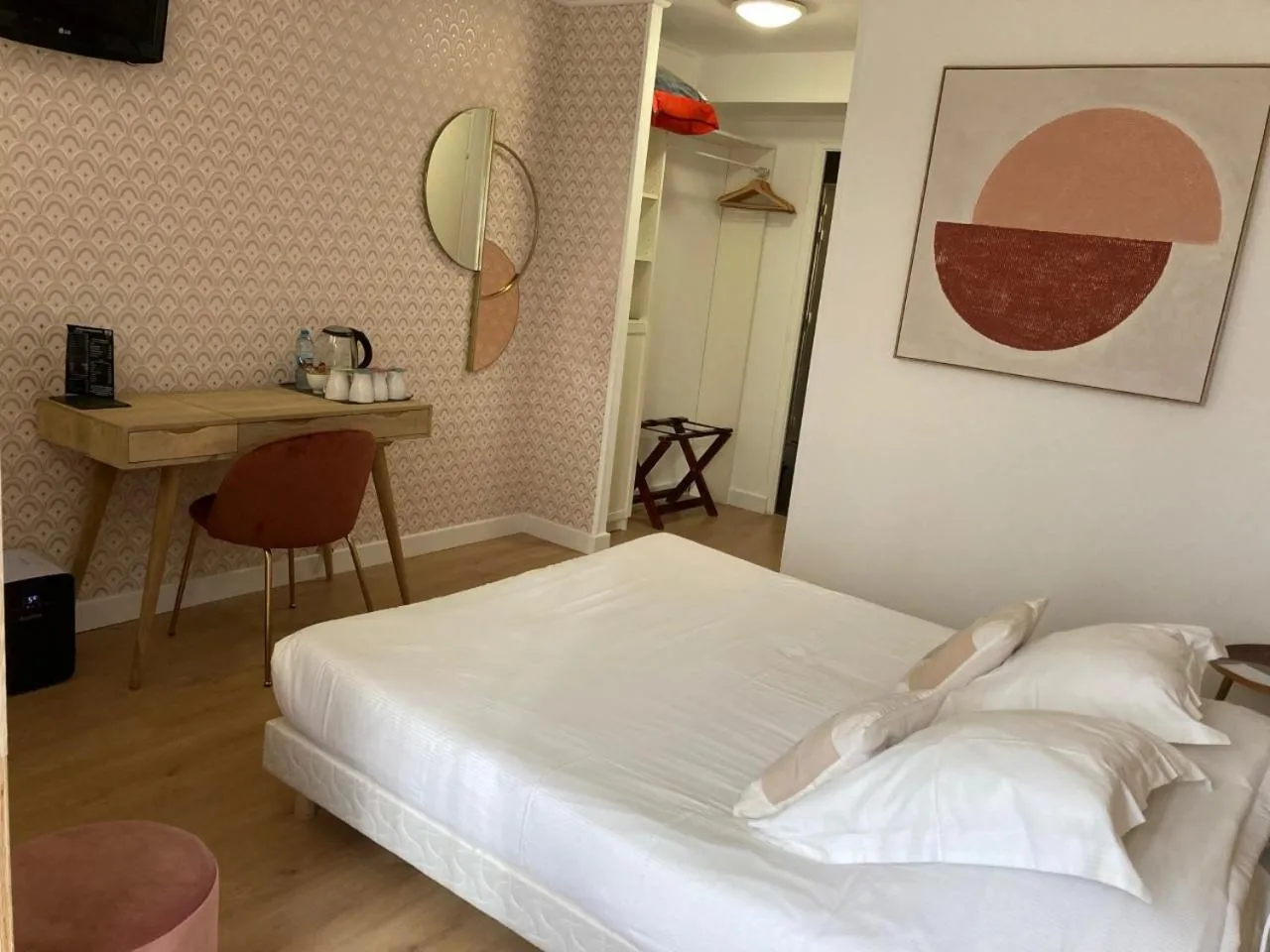 Quadruple Room with Bath in Hôtel des Argousiers