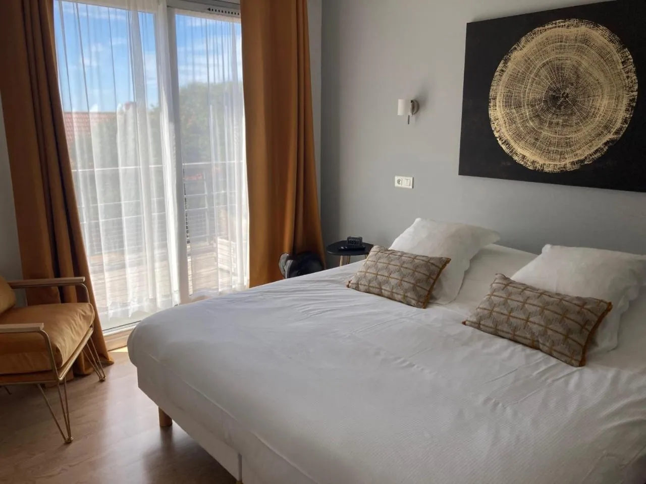 Double Room with Bath and Terrace in Hôtel des Argousiers