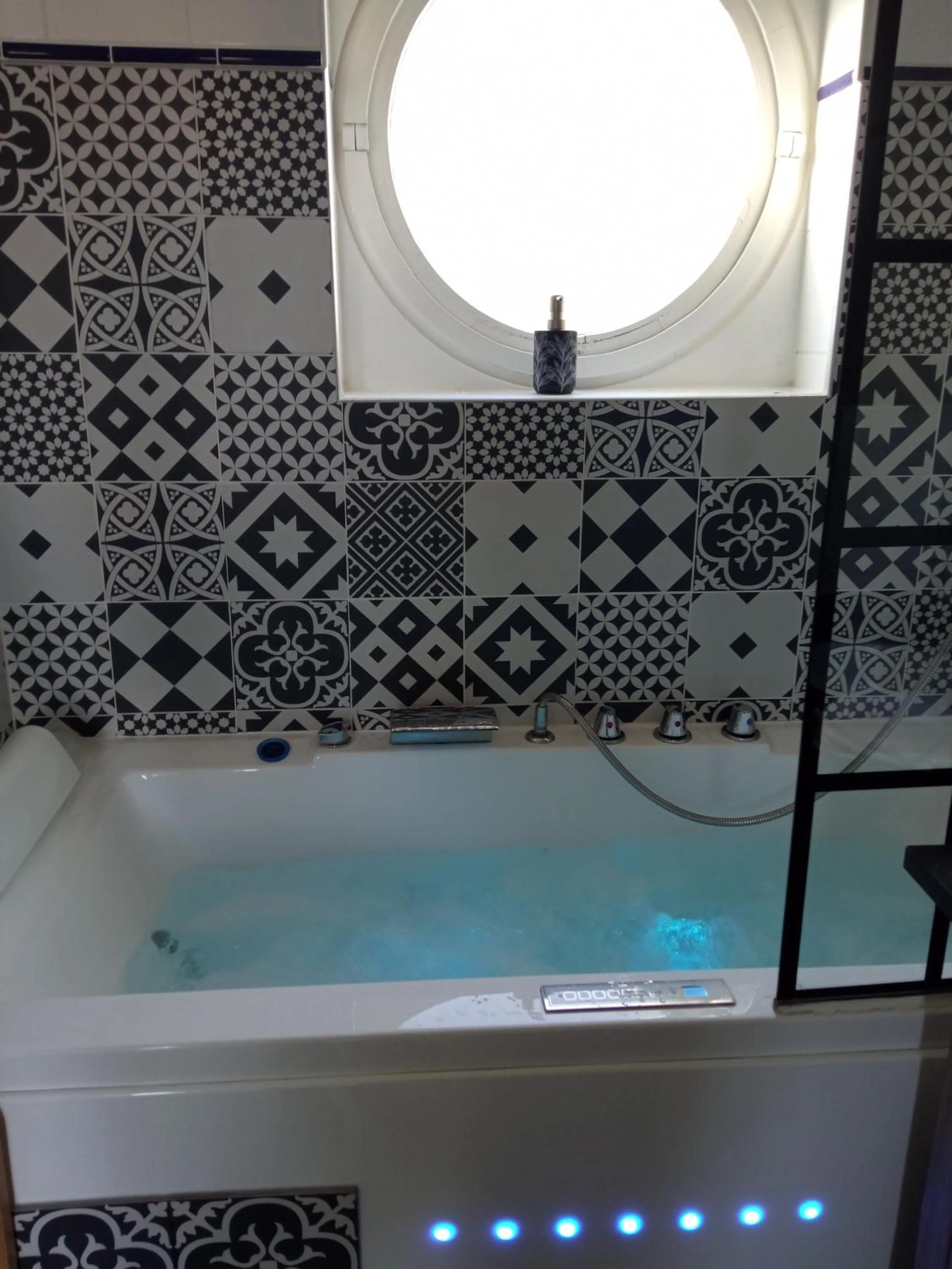 Double Room with Spa Bath in Hôtel des Argousiers
