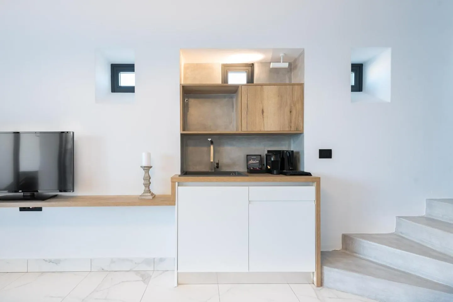 Kitchen or kitchenette in Karat Suites