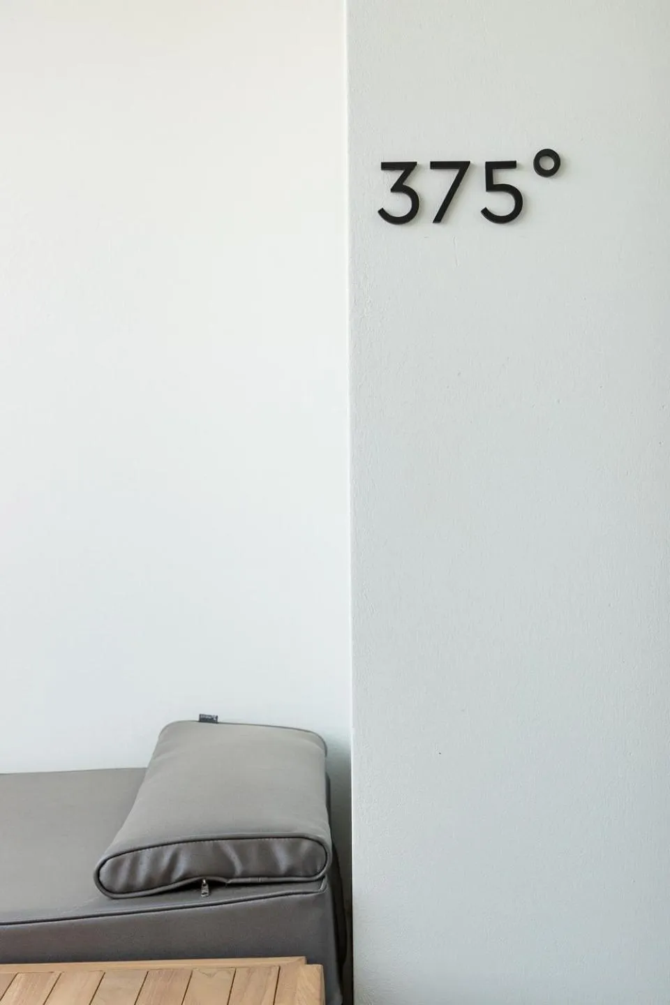 Text overlay, Bed in Karat Suites