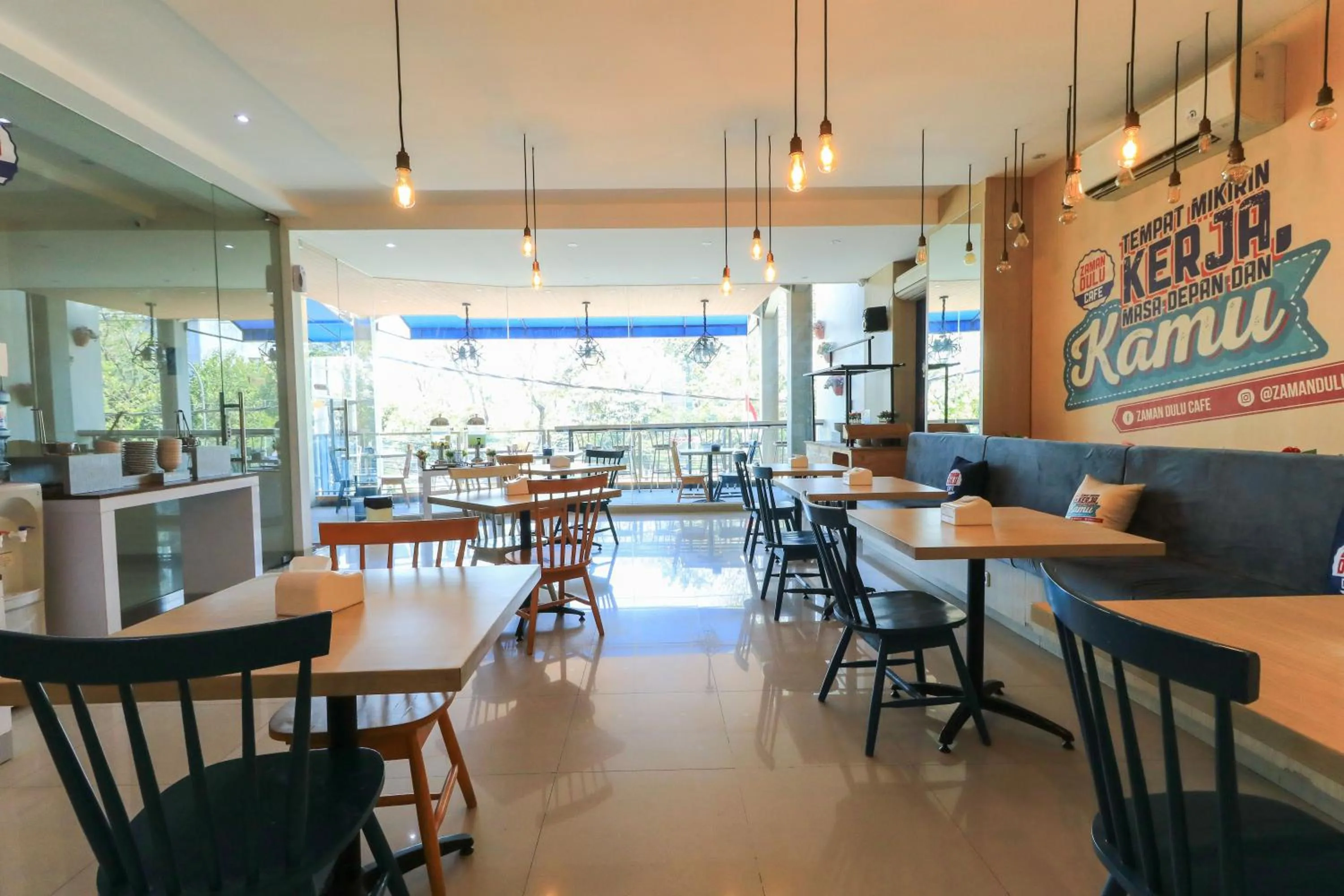 Restaurant/places to eat in Hotel Berlian International