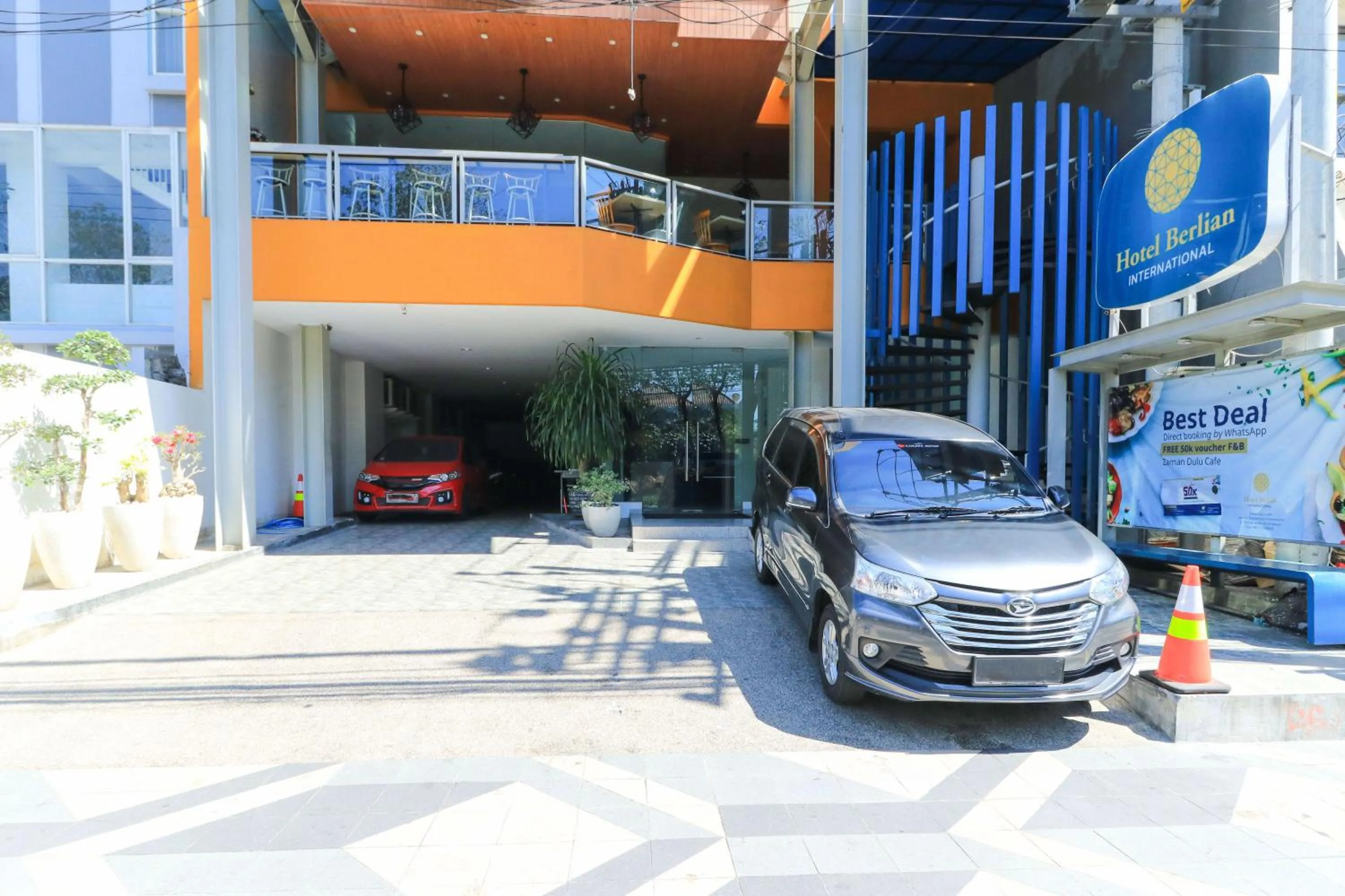 Facade/entrance in Hotel Berlian International