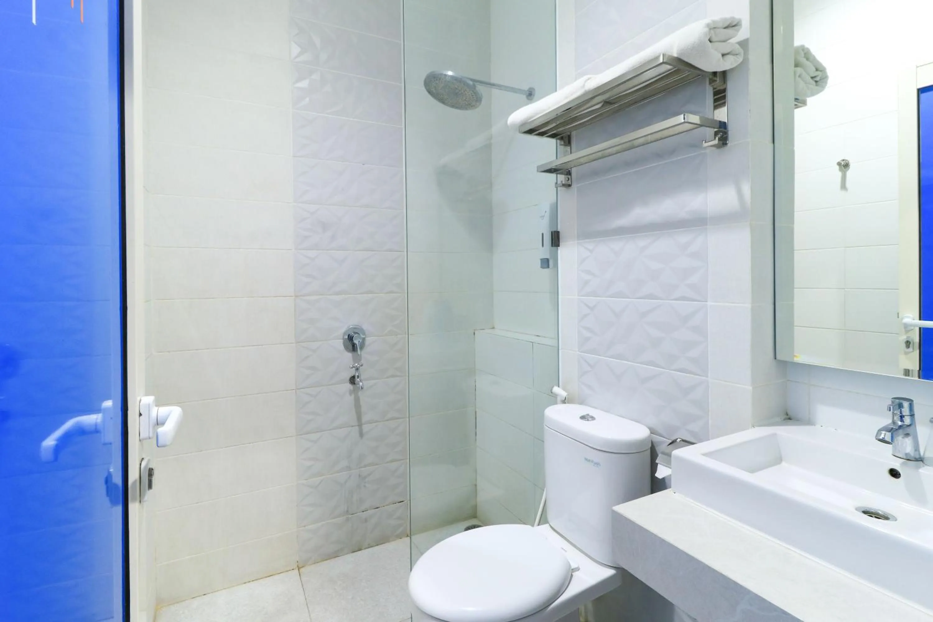 Bathroom in Hotel Berlian International