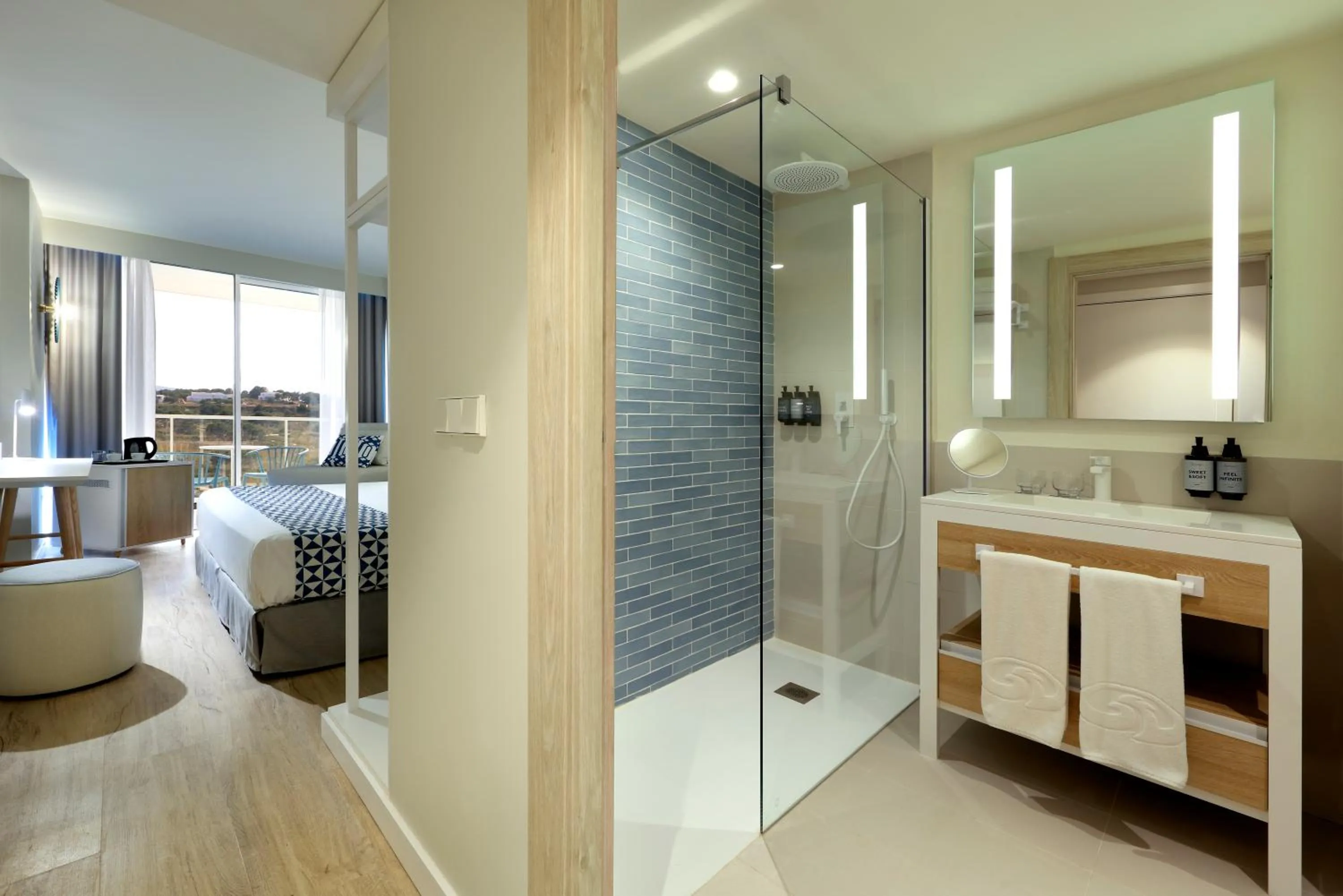 Shower, Bed in Palladium Hotel Menorca