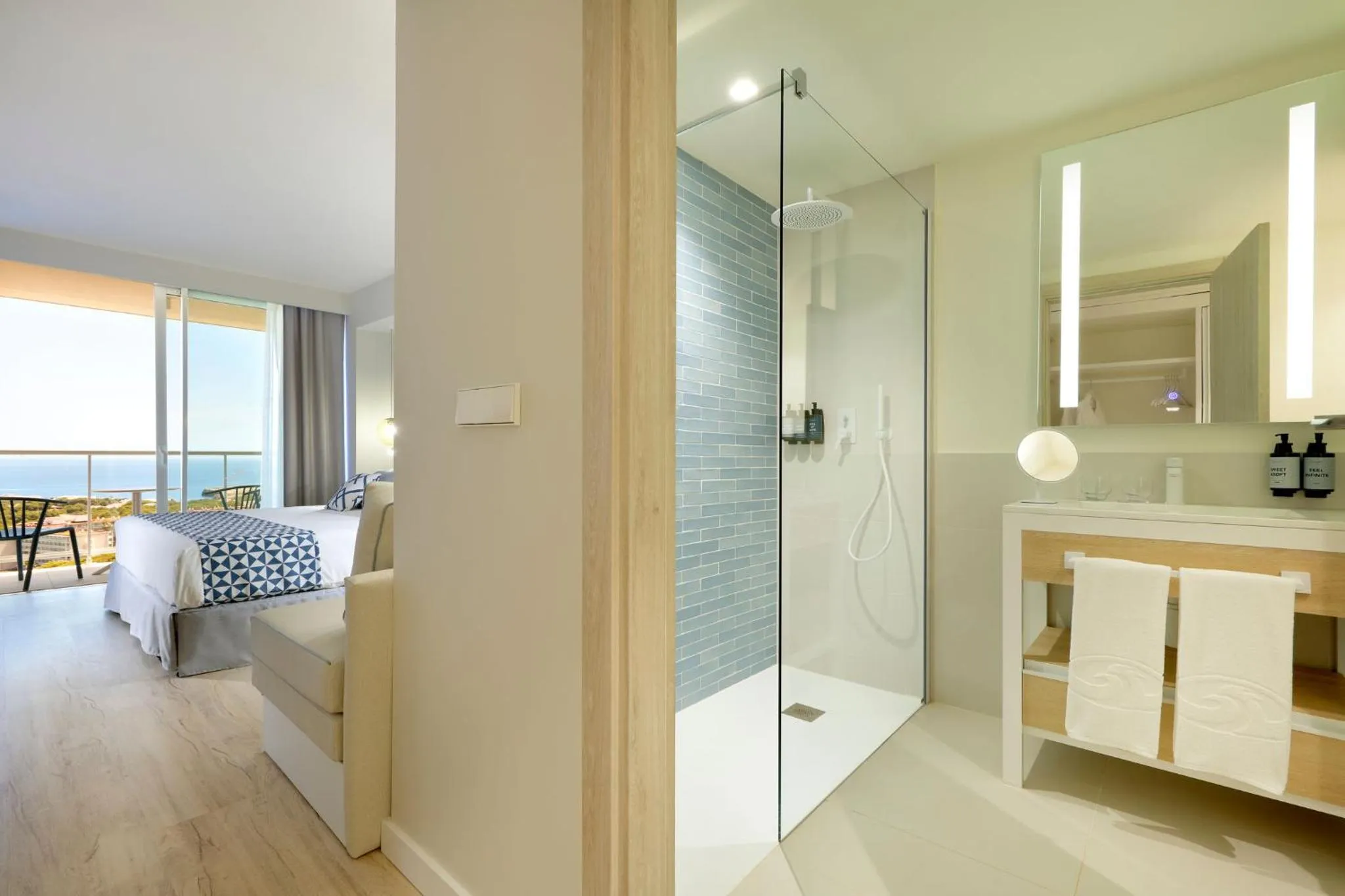 Shower, Bed in Palladium Hotel Menorca