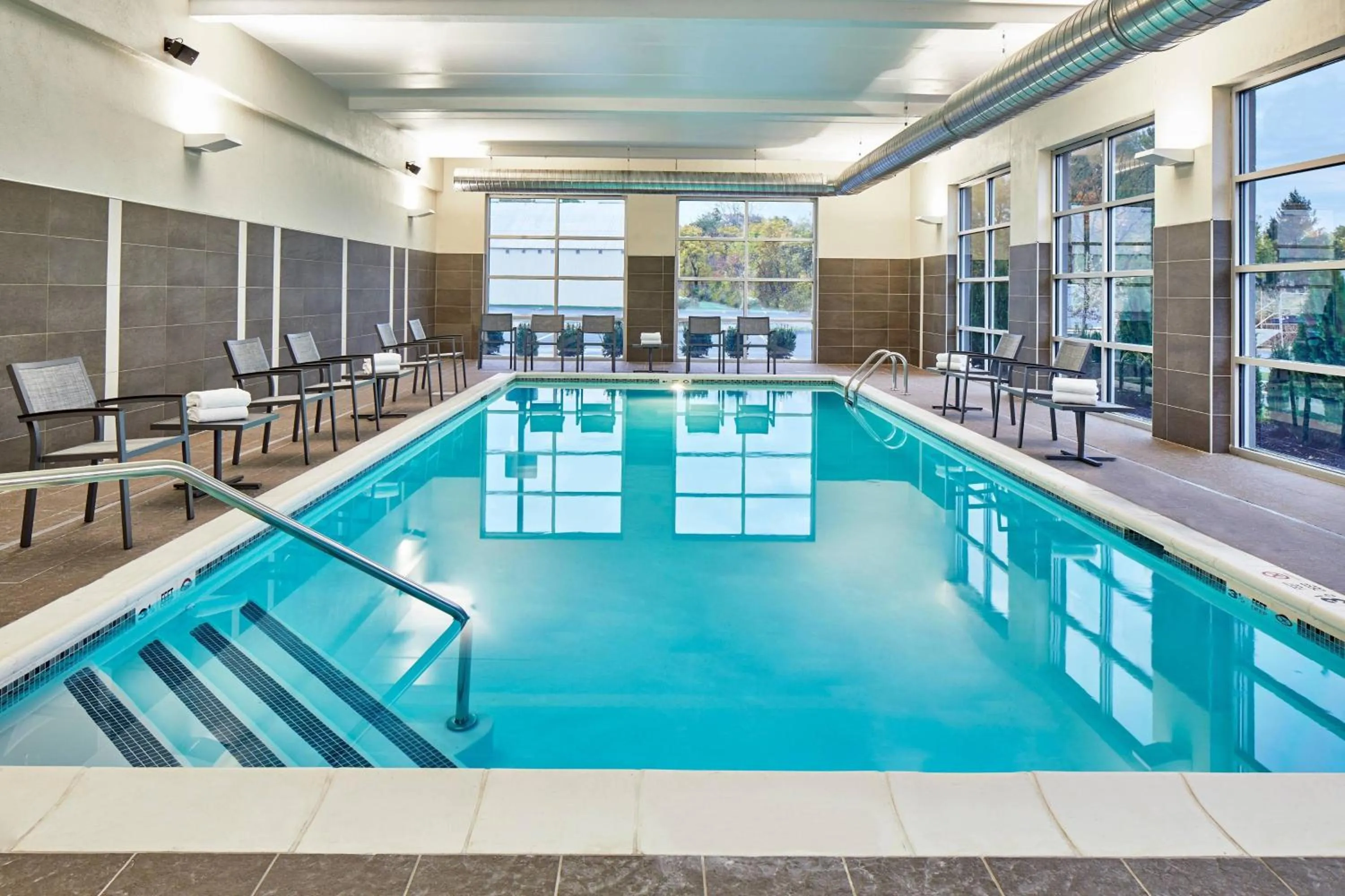 Swimming pool in Courtyard by Marriott Albany Airport