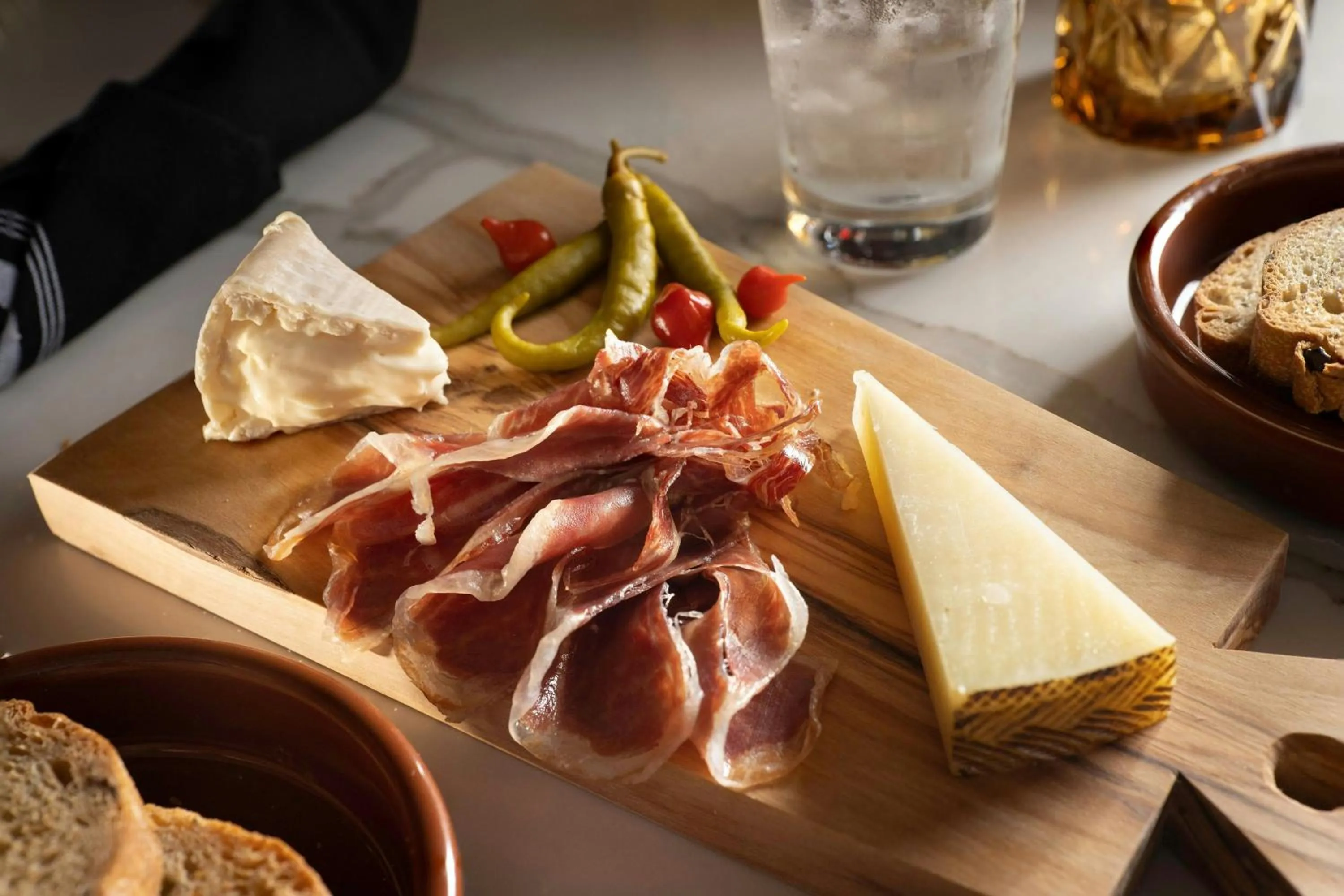 Lounge or bar in The Otis Hotel Austin, Autograph Collection