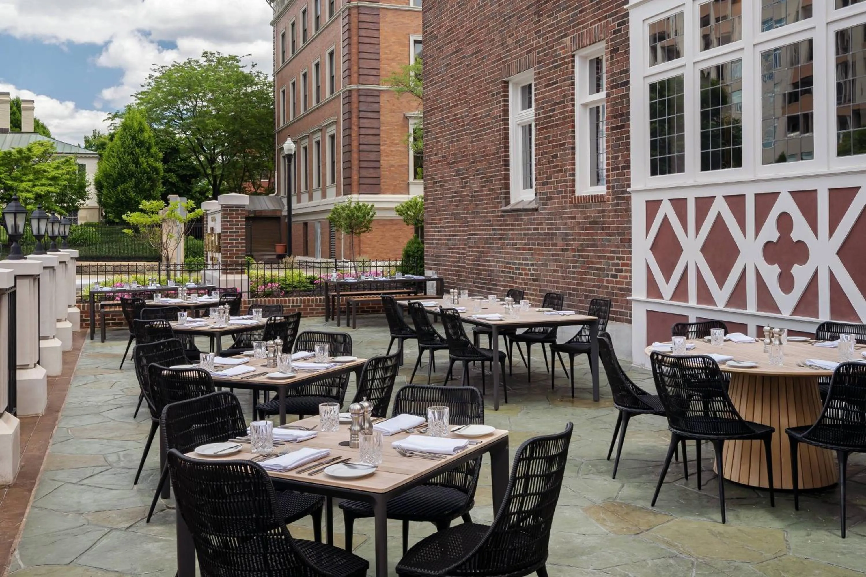 Restaurant/places to eat in The Lytle Park Hotel, Autograph Collection