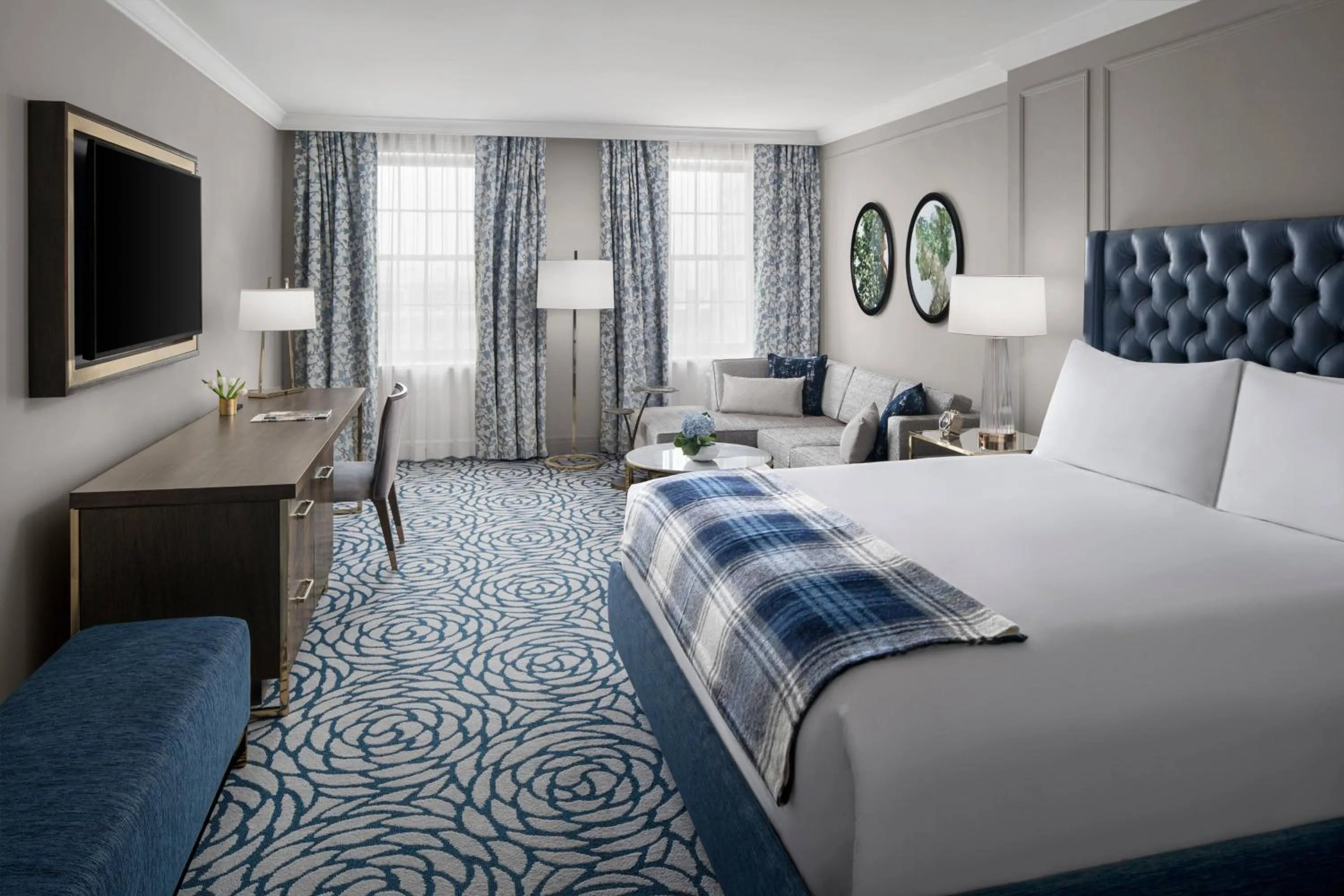 Photo of the whole room, Bed in The Lytle Park Hotel, Autograph Collection