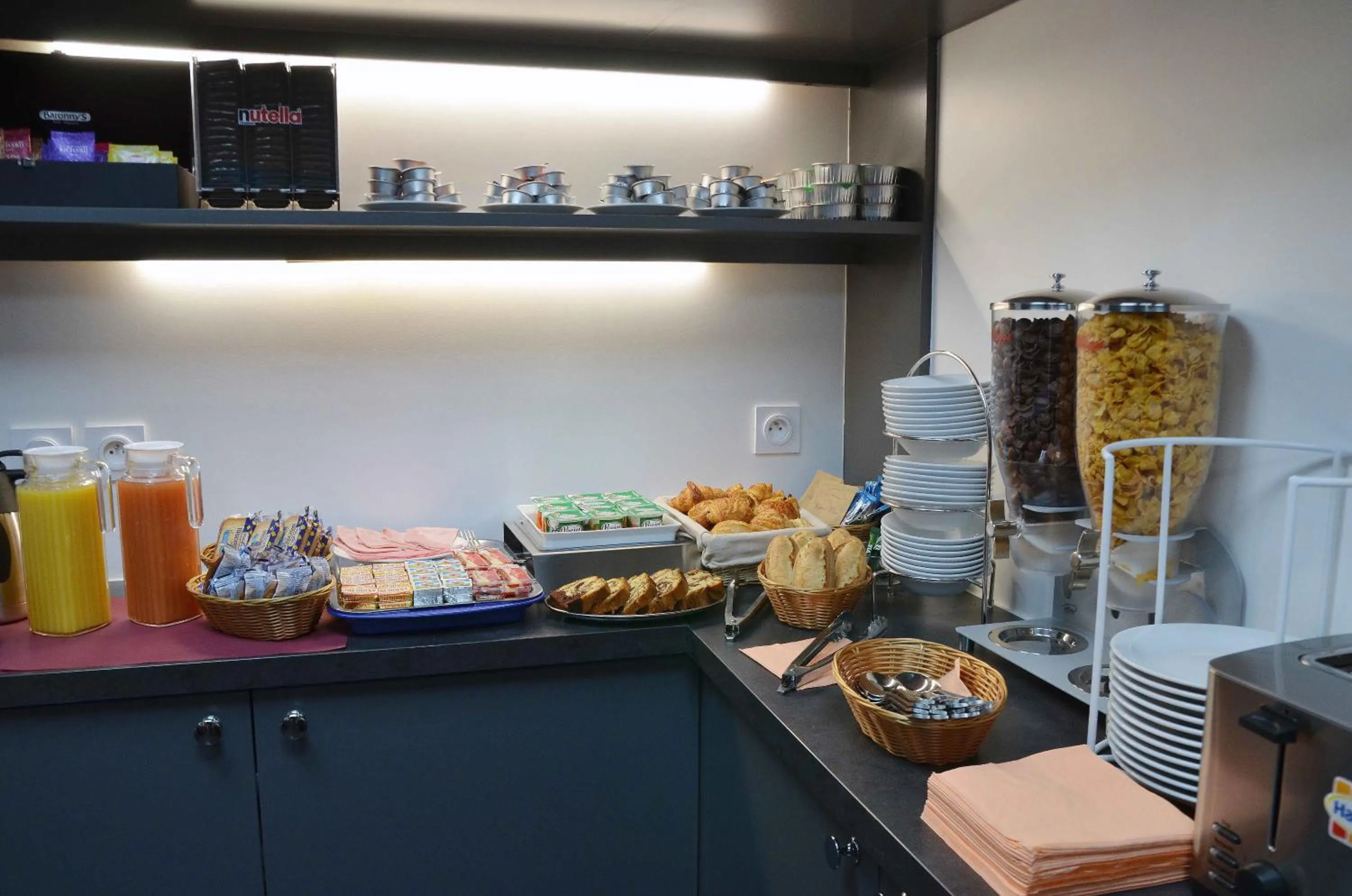 Buffet breakfast in Ribera Eiffel