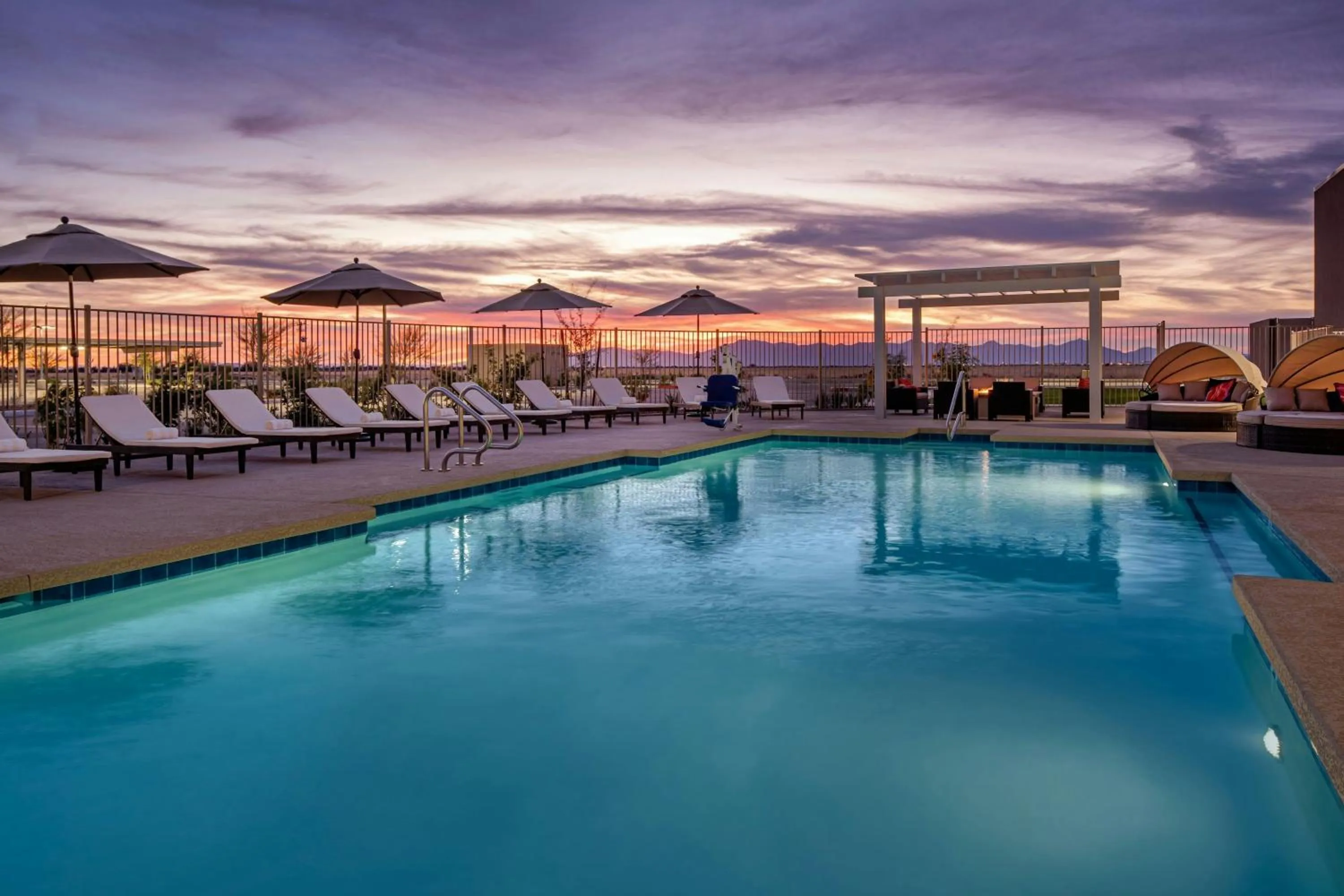 Swimming pool in Marriott Phoenix Chandler