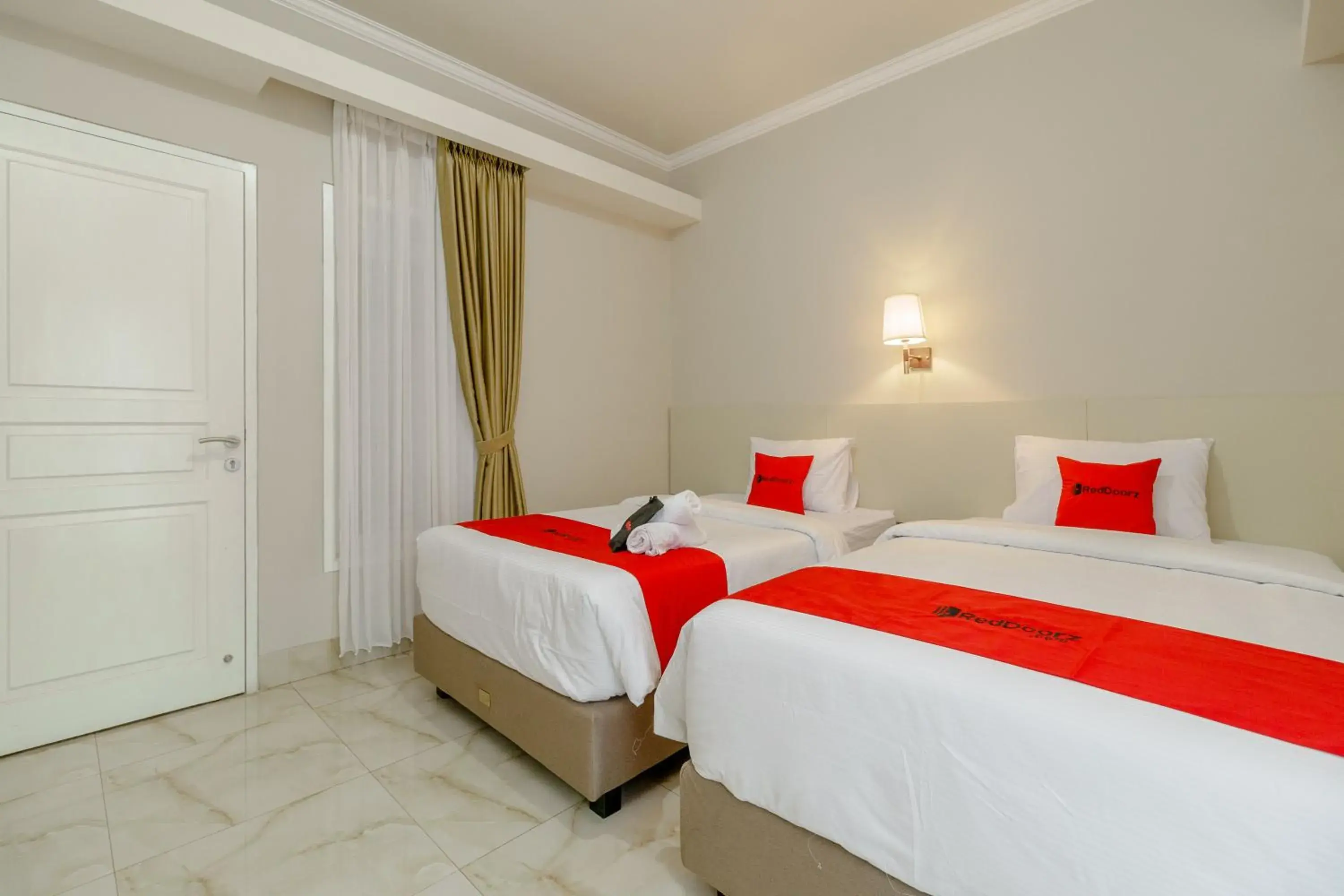 Twin Room in RedDoorz near Taman Makam Pahlawan Cikutra Twin Room in RedDoorz near Taman Makam Pahlawan Cikutra