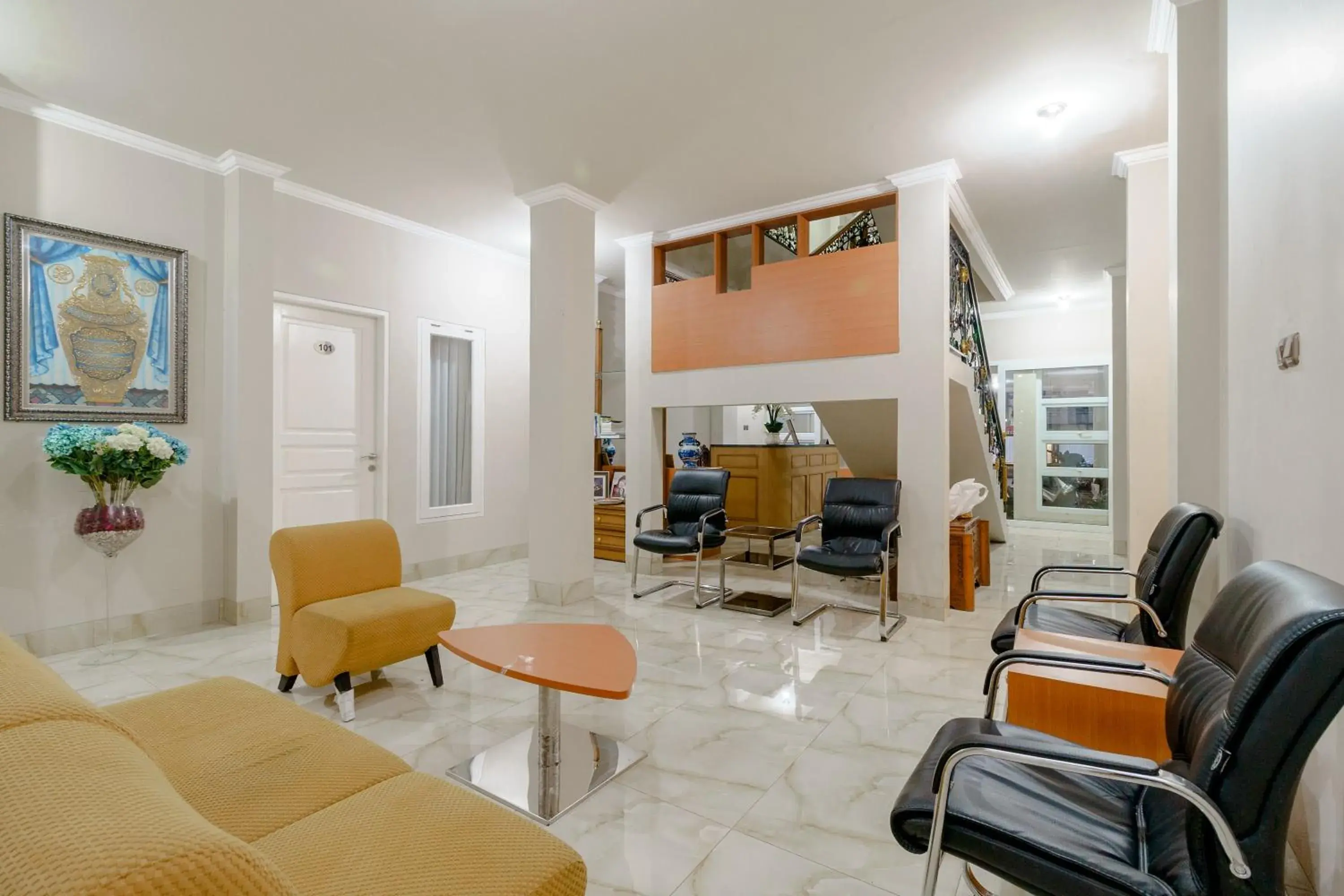 Lobby or reception in RedDoorz near Taman Makam Pahlawan Cikutra Lobby or reception in RedDoorz near Taman Makam Pahlawan Cikutra