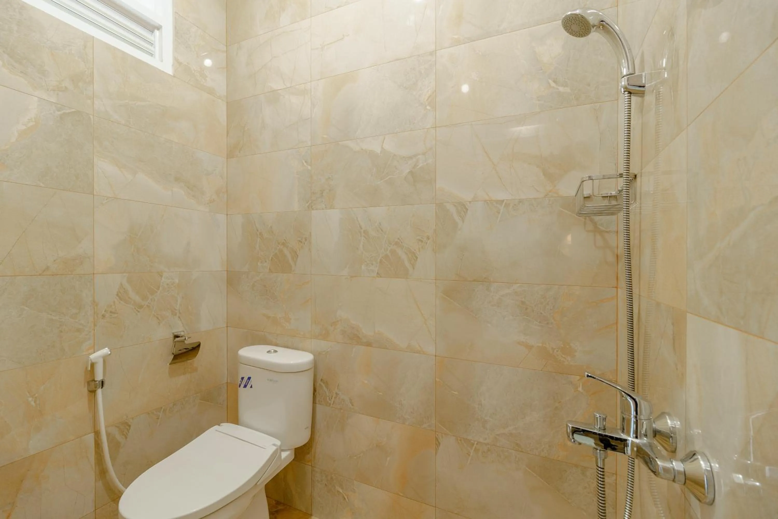 Shower in RedDoorz near Taman Makam Pahlawan Cikutra