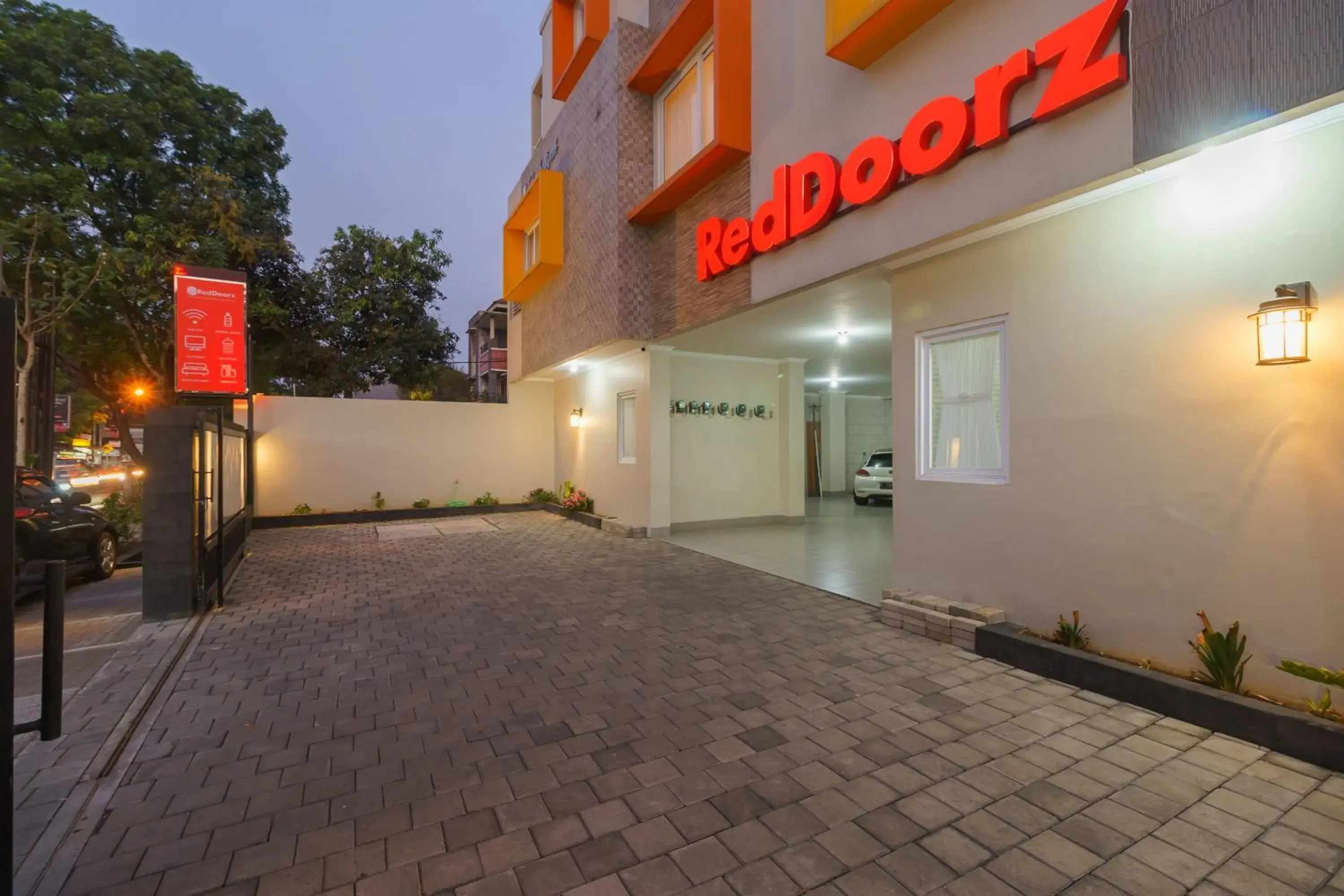 Property building in RedDoorz near Taman Makam Pahlawan Cikutra Property building in RedDoorz near Taman Makam Pahlawan Cikutra