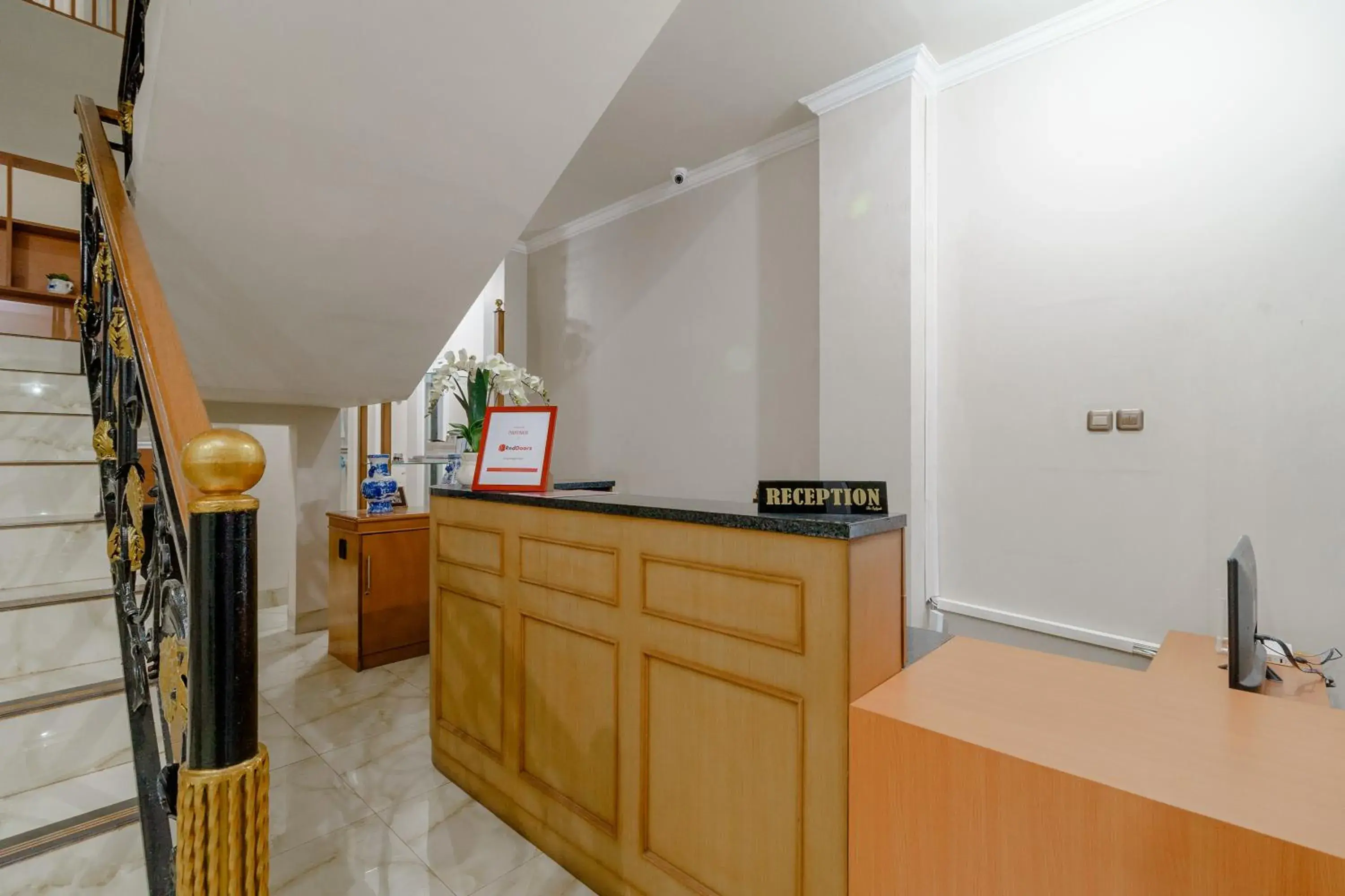 Lobby or reception in RedDoorz near Taman Makam Pahlawan Cikutra Lobby or reception in RedDoorz near Taman Makam Pahlawan Cikutra