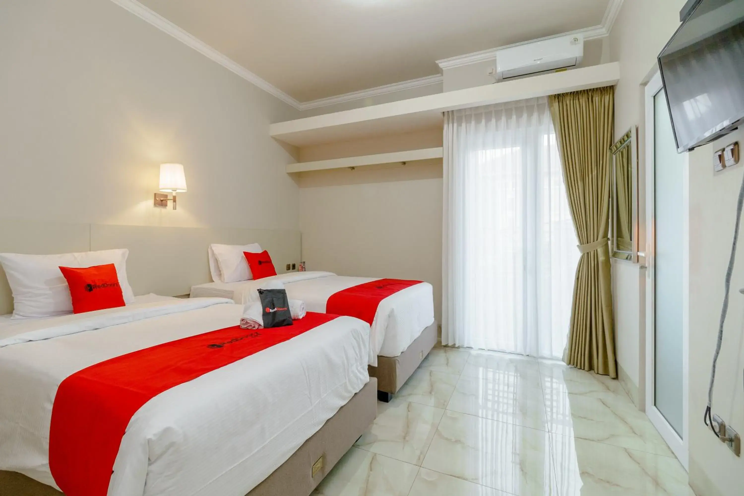 Bed in RedDoorz near Taman Makam Pahlawan Cikutra Bed in RedDoorz near Taman Makam Pahlawan Cikutra