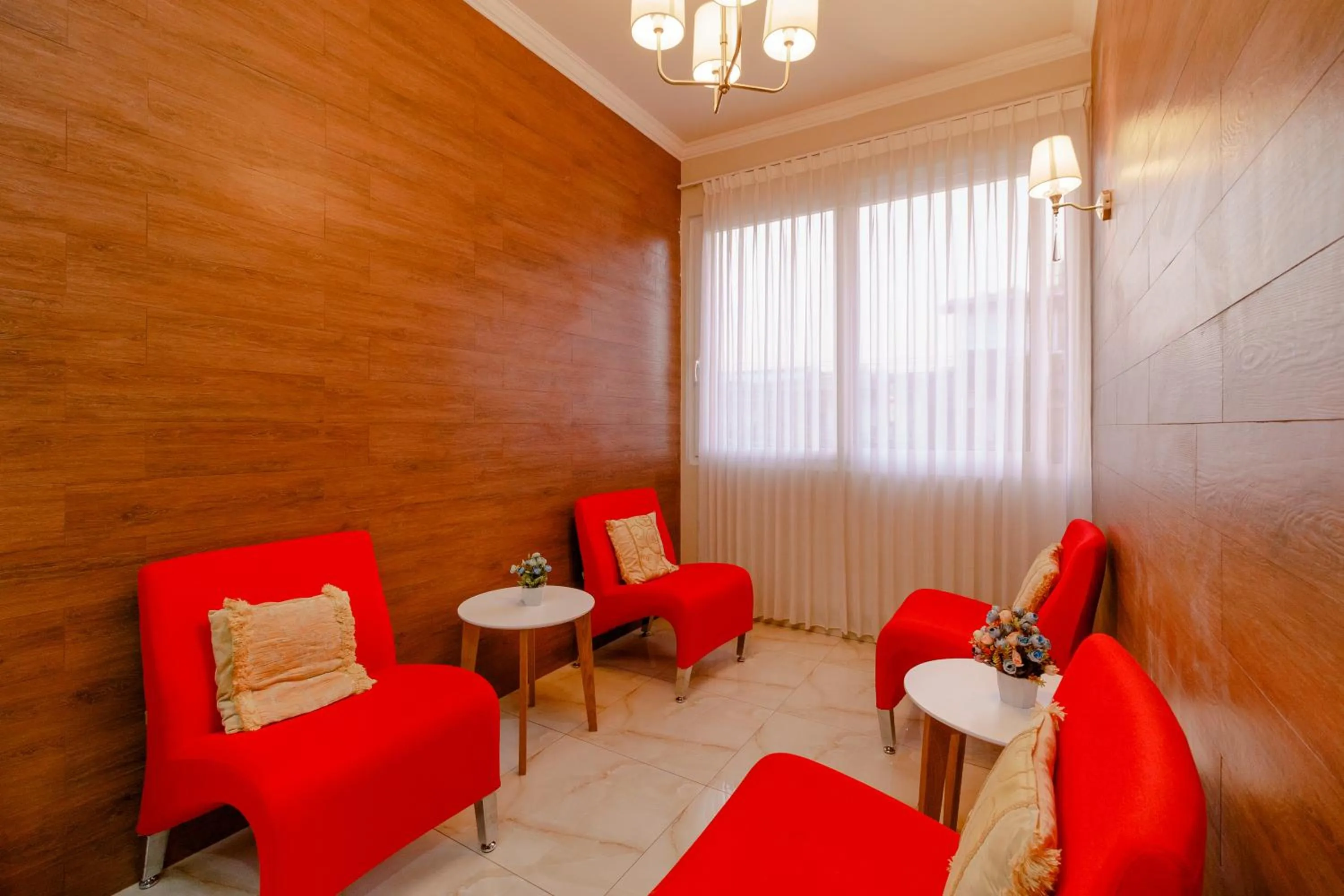 Seating area in RedDoorz near Taman Makam Pahlawan Cikutra