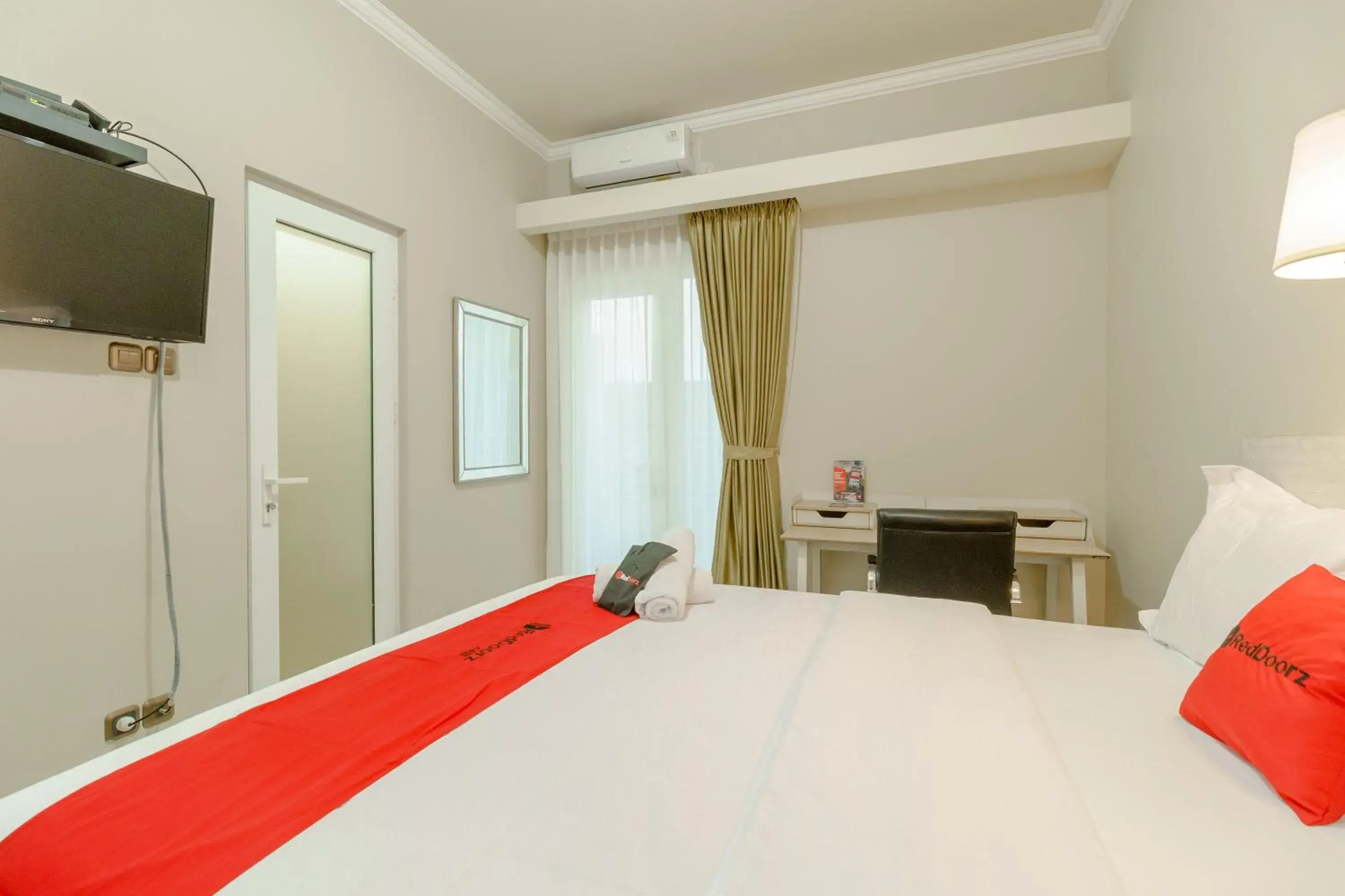 Bed in RedDoorz near Taman Makam Pahlawan Cikutra Bed in RedDoorz near Taman Makam Pahlawan Cikutra