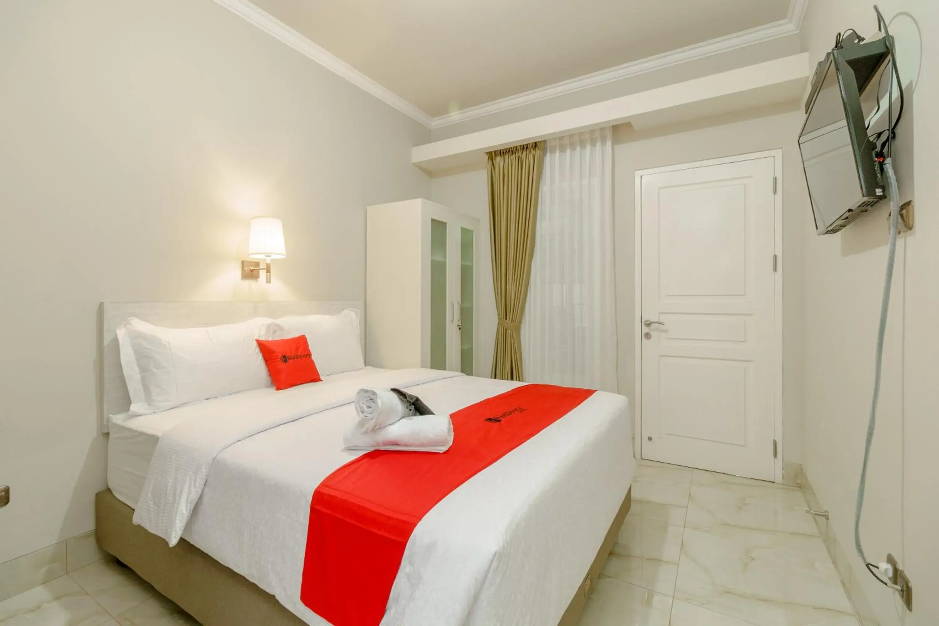 Double Room in RedDoorz near Taman Makam Pahlawan Cikutra Double Room in RedDoorz near Taman Makam Pahlawan Cikutra