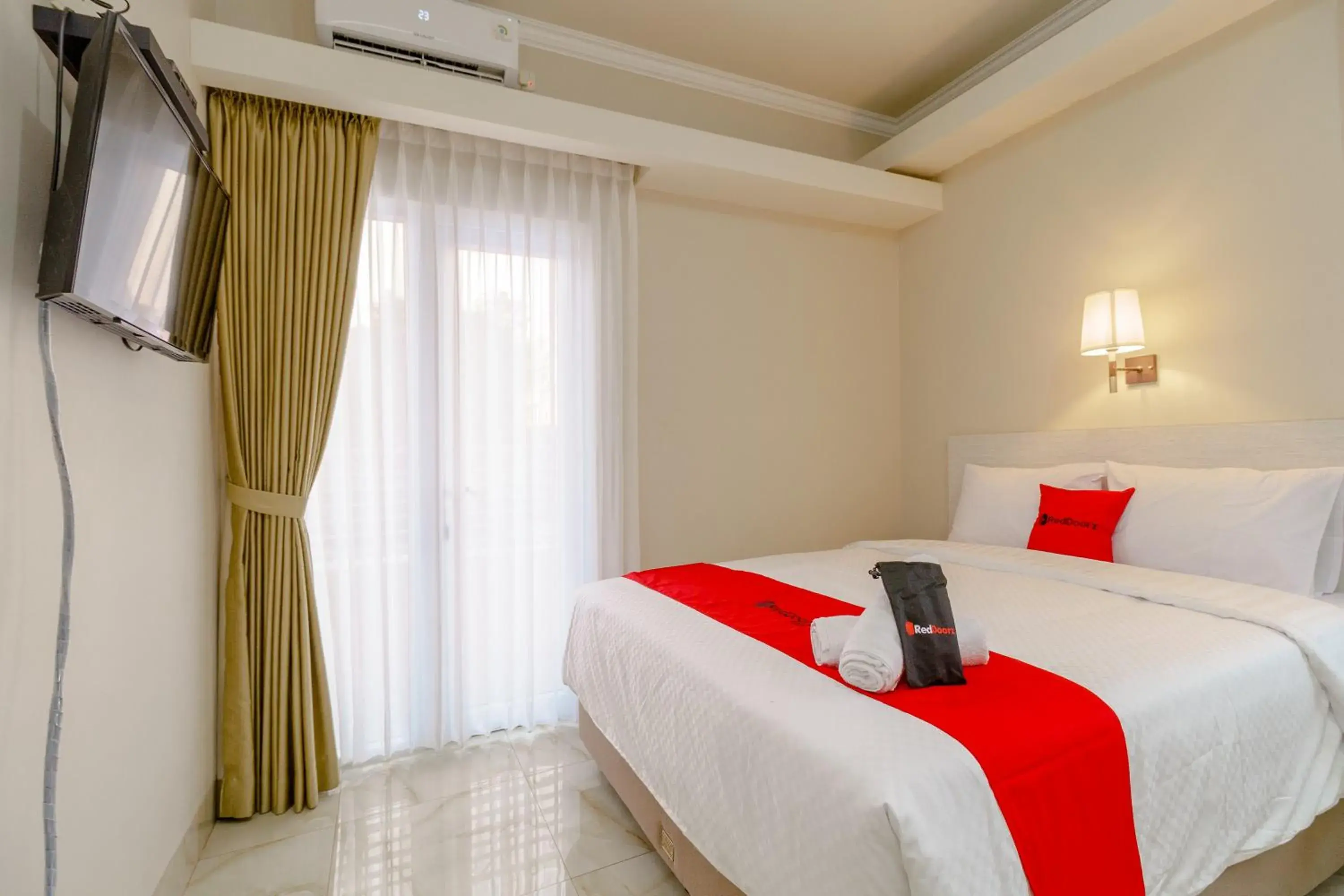 Deluxe Room in RedDoorz near Taman Makam Pahlawan Cikutra Deluxe Room in RedDoorz near Taman Makam Pahlawan Cikutra