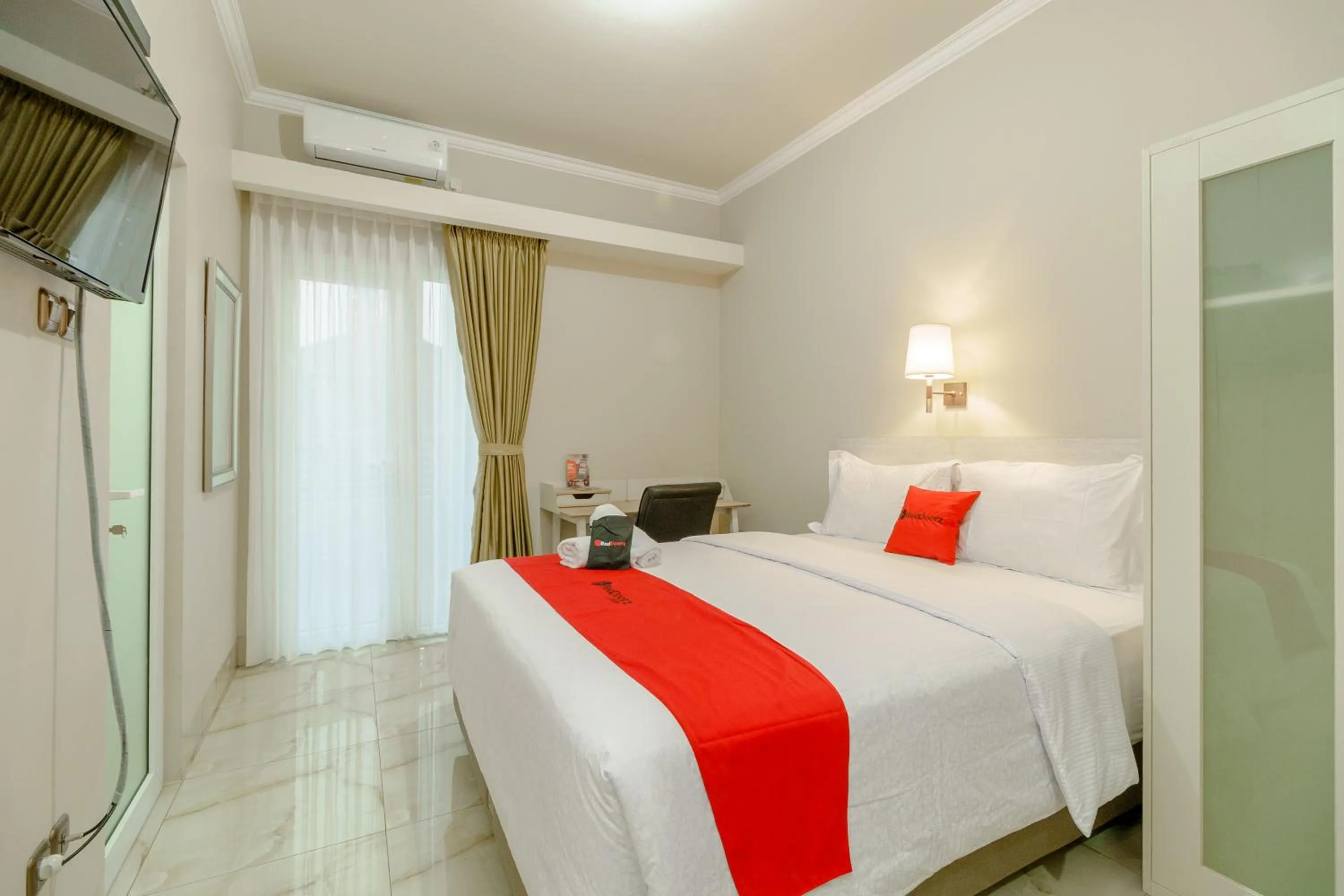 Bed in RedDoorz near Taman Makam Pahlawan Cikutra