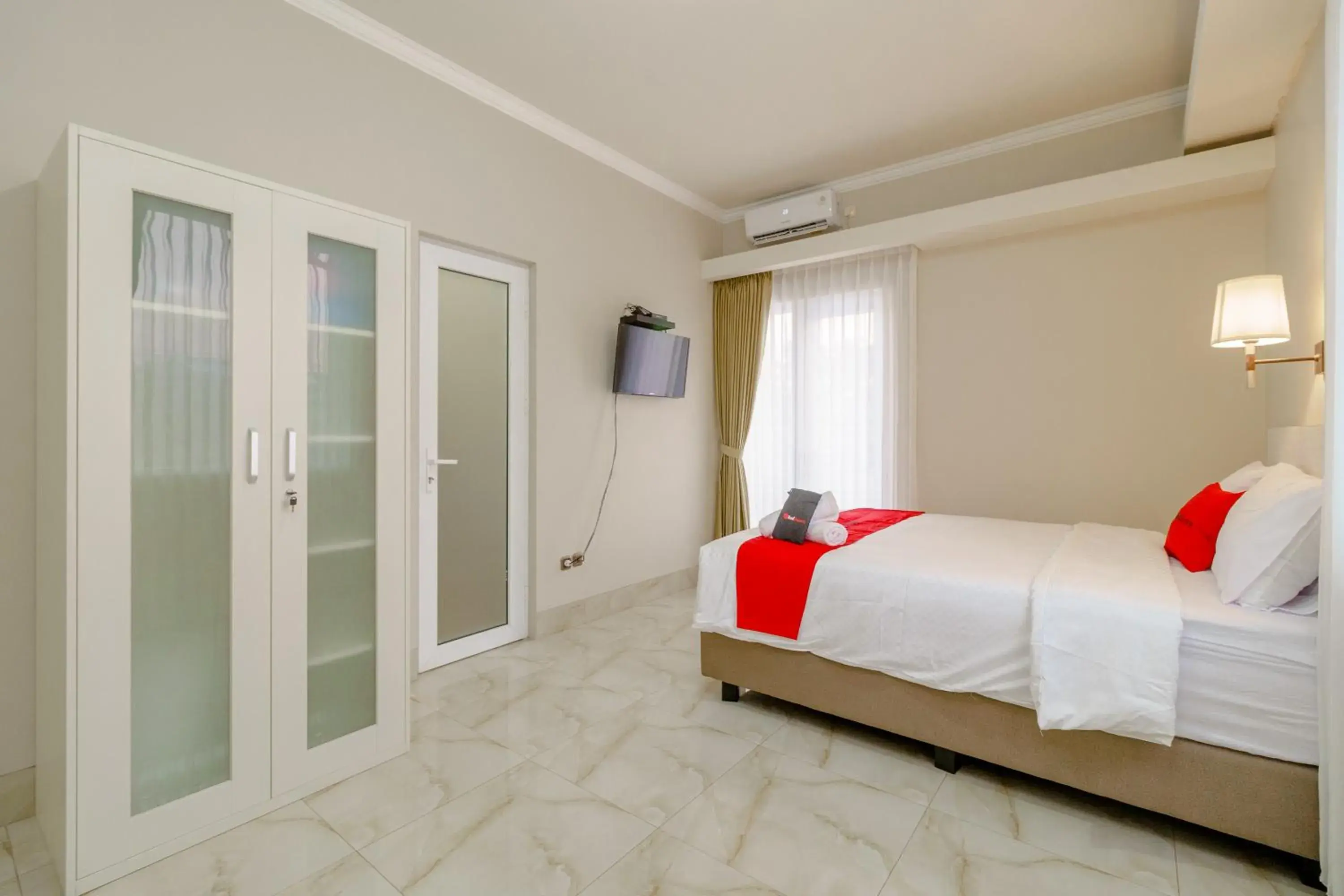 Photo of the whole room, Bed in RedDoorz near Taman Makam Pahlawan Cikutra Photo of the whole room, Bed in RedDoorz near Taman Makam Pahlawan Cikutra