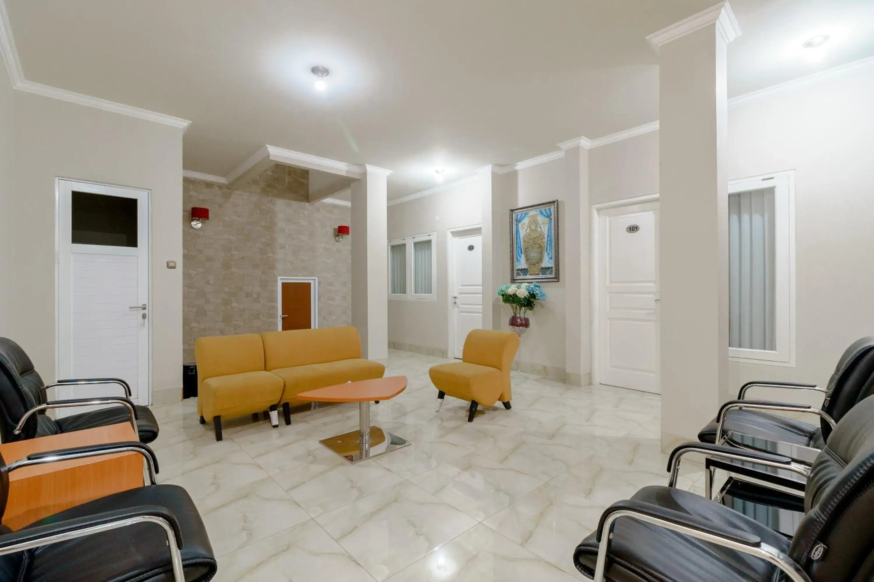 Lobby or reception in RedDoorz near Taman Makam Pahlawan Cikutra Lobby or reception in RedDoorz near Taman Makam Pahlawan Cikutra