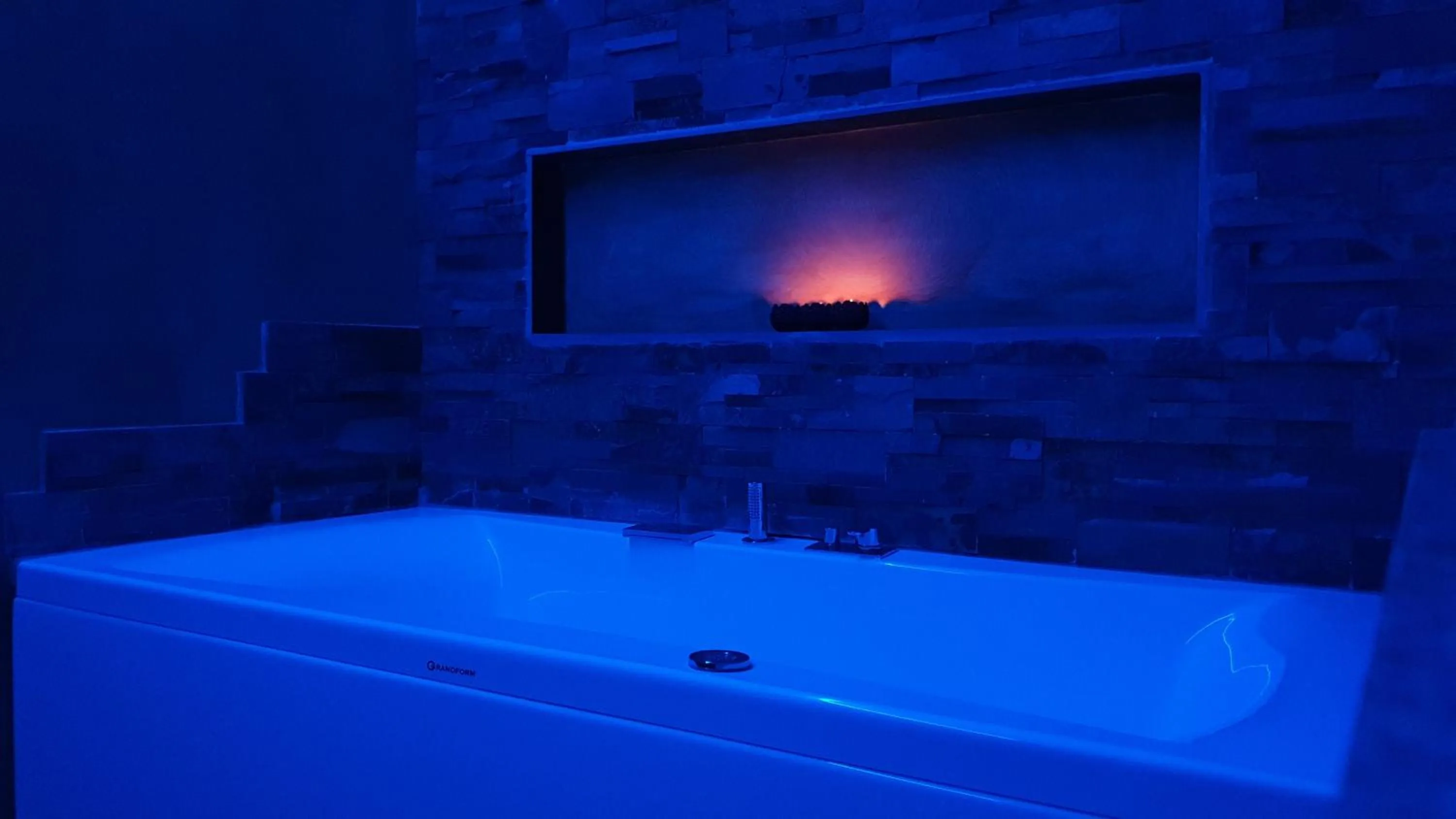 Hot Tub in Sunshine-bnb