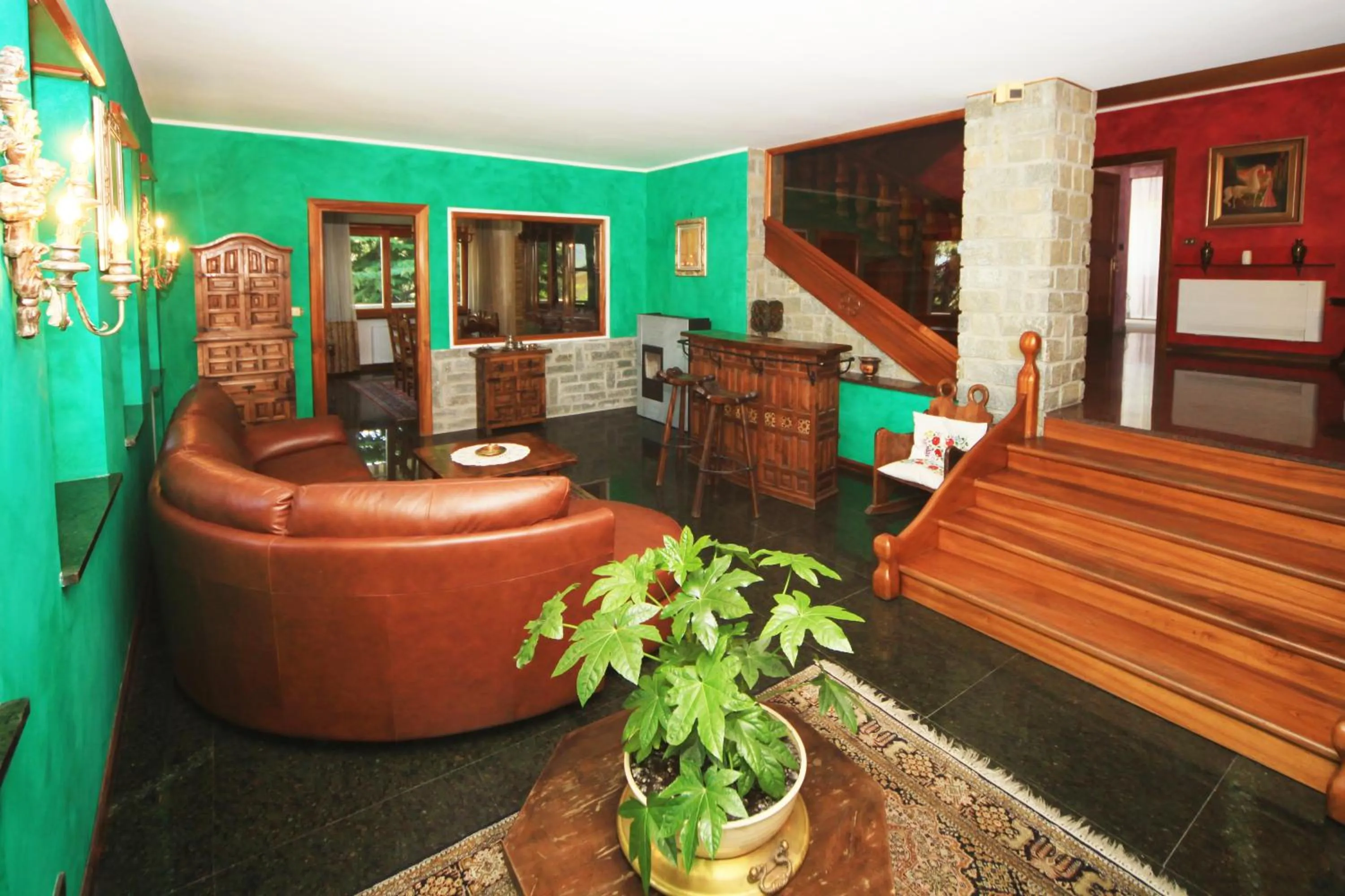 Communal lounge/ TV room in Sunshine-bnb