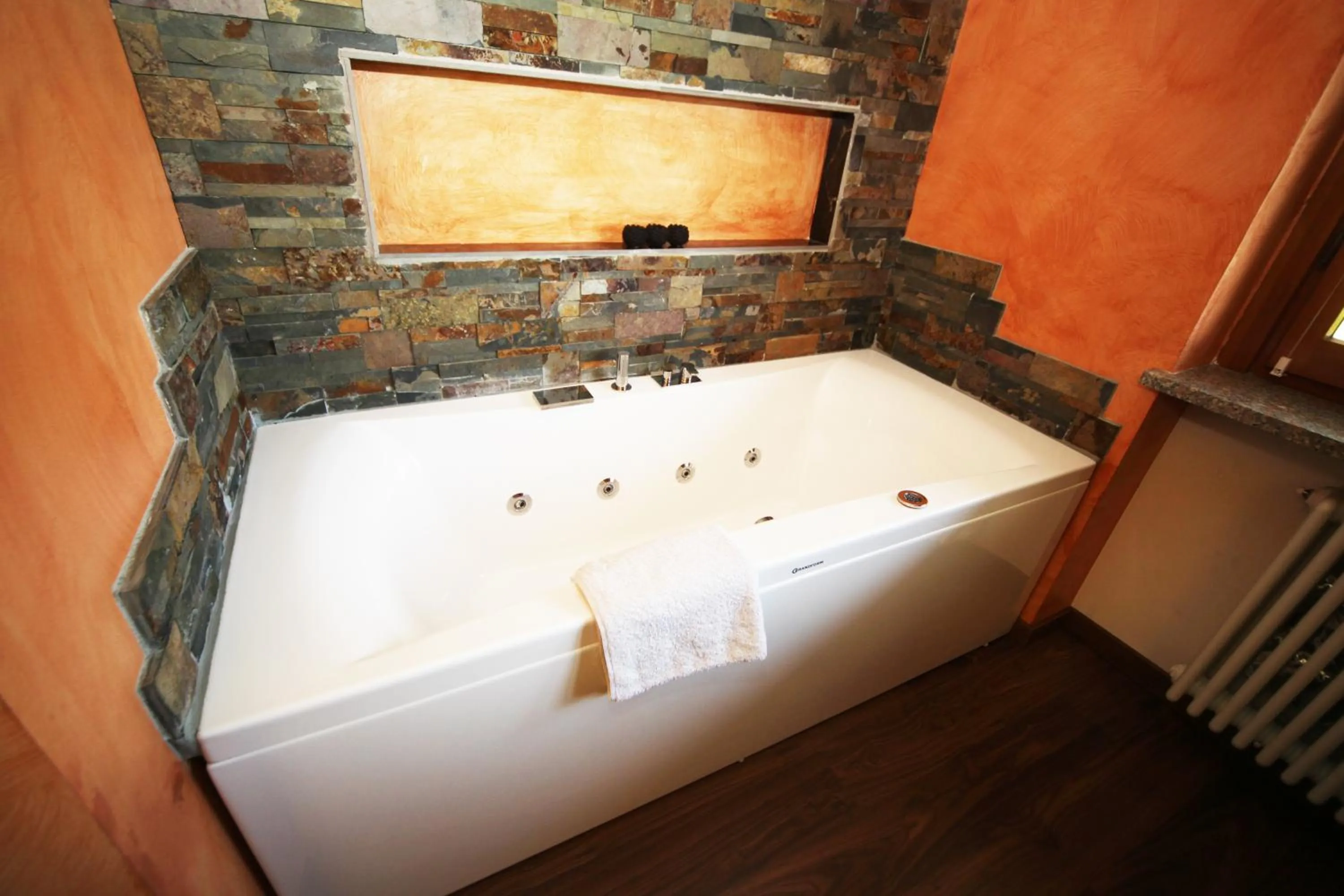 Hot Tub in Sunshine-bnb