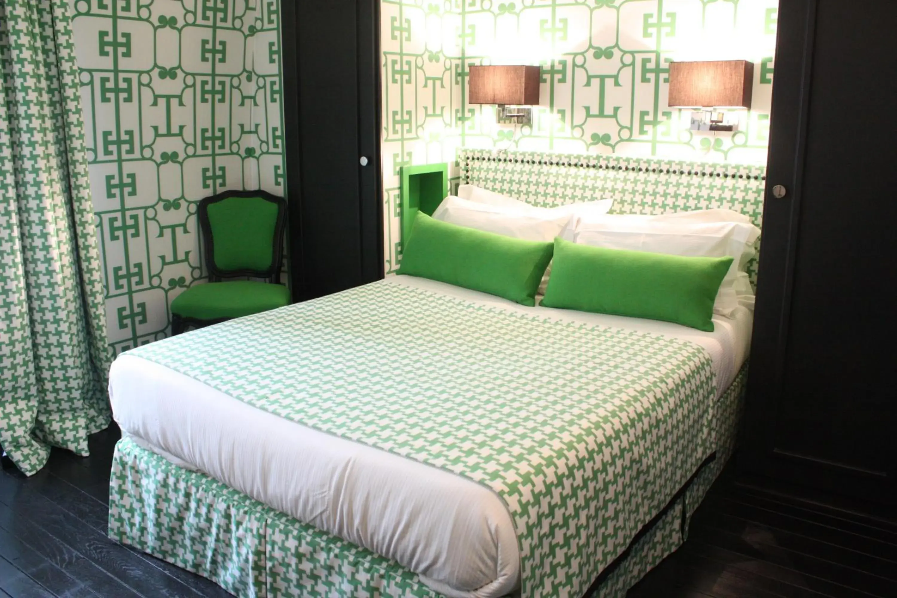 Bed in Monceau Elysées Bed in Monceau Elysées