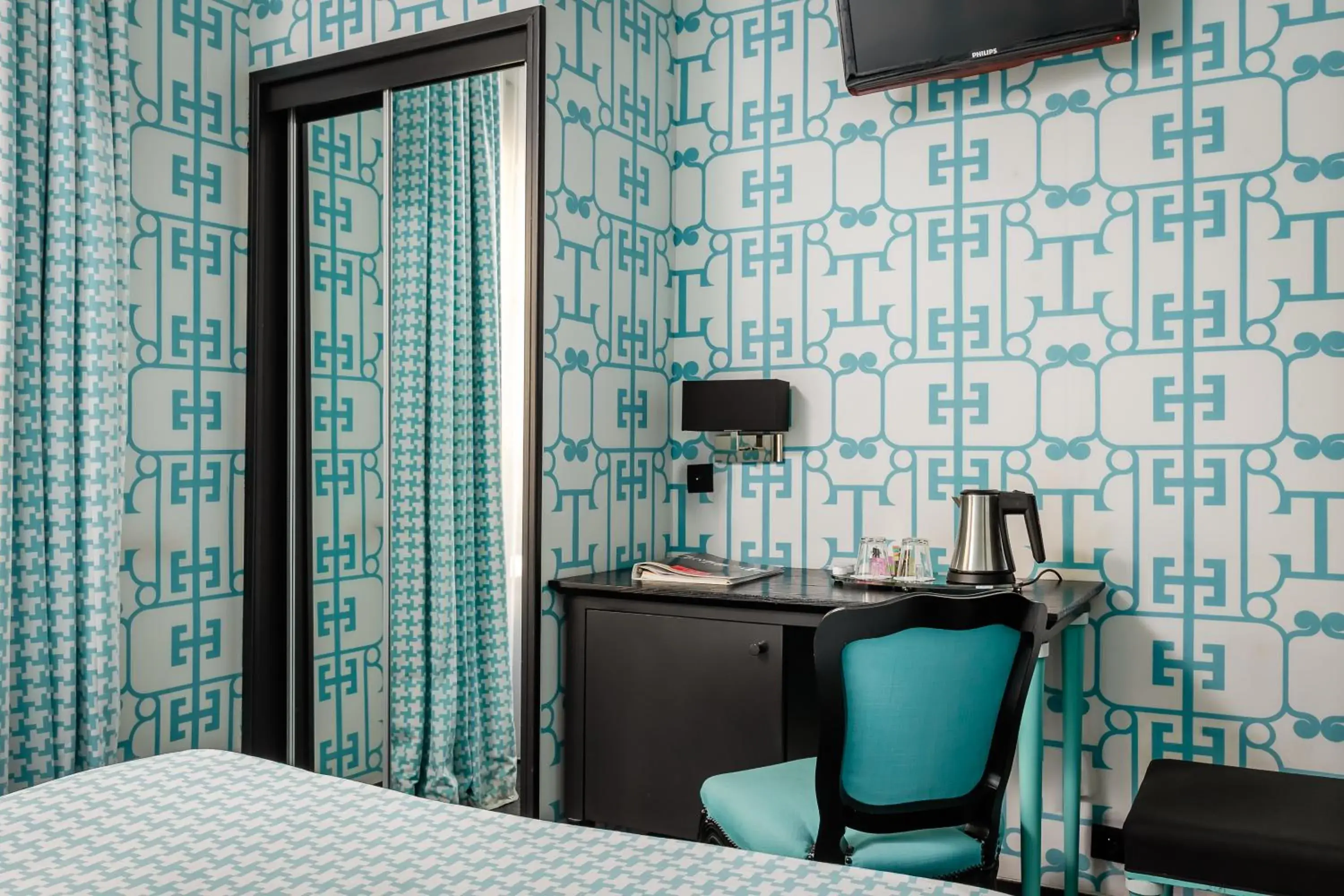 Coffee/tea facilities, Bed in Monceau Elysées Coffee/tea facilities, Bed in Monceau Elysées