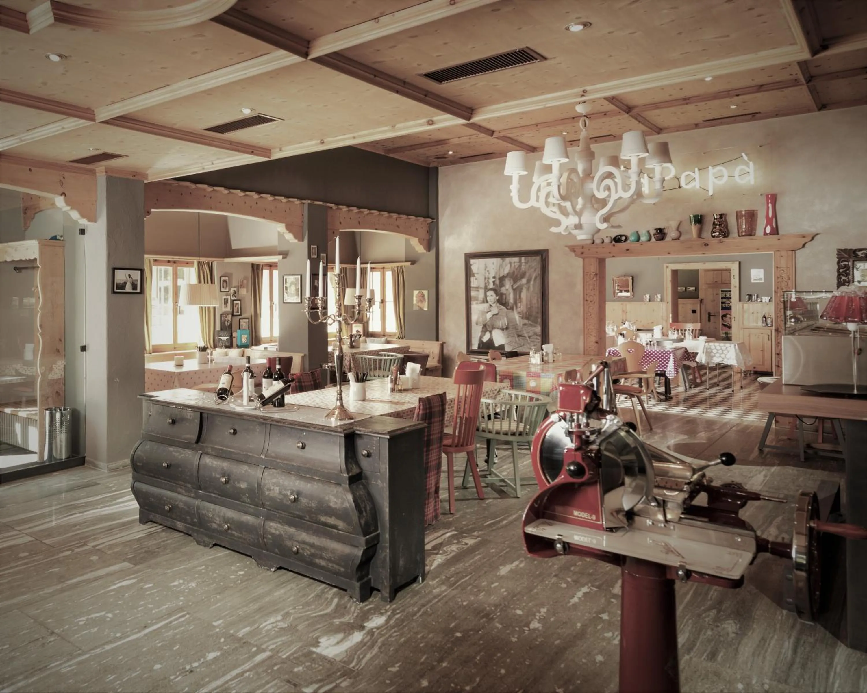 Restaurant/places to eat in 7132 Hotel