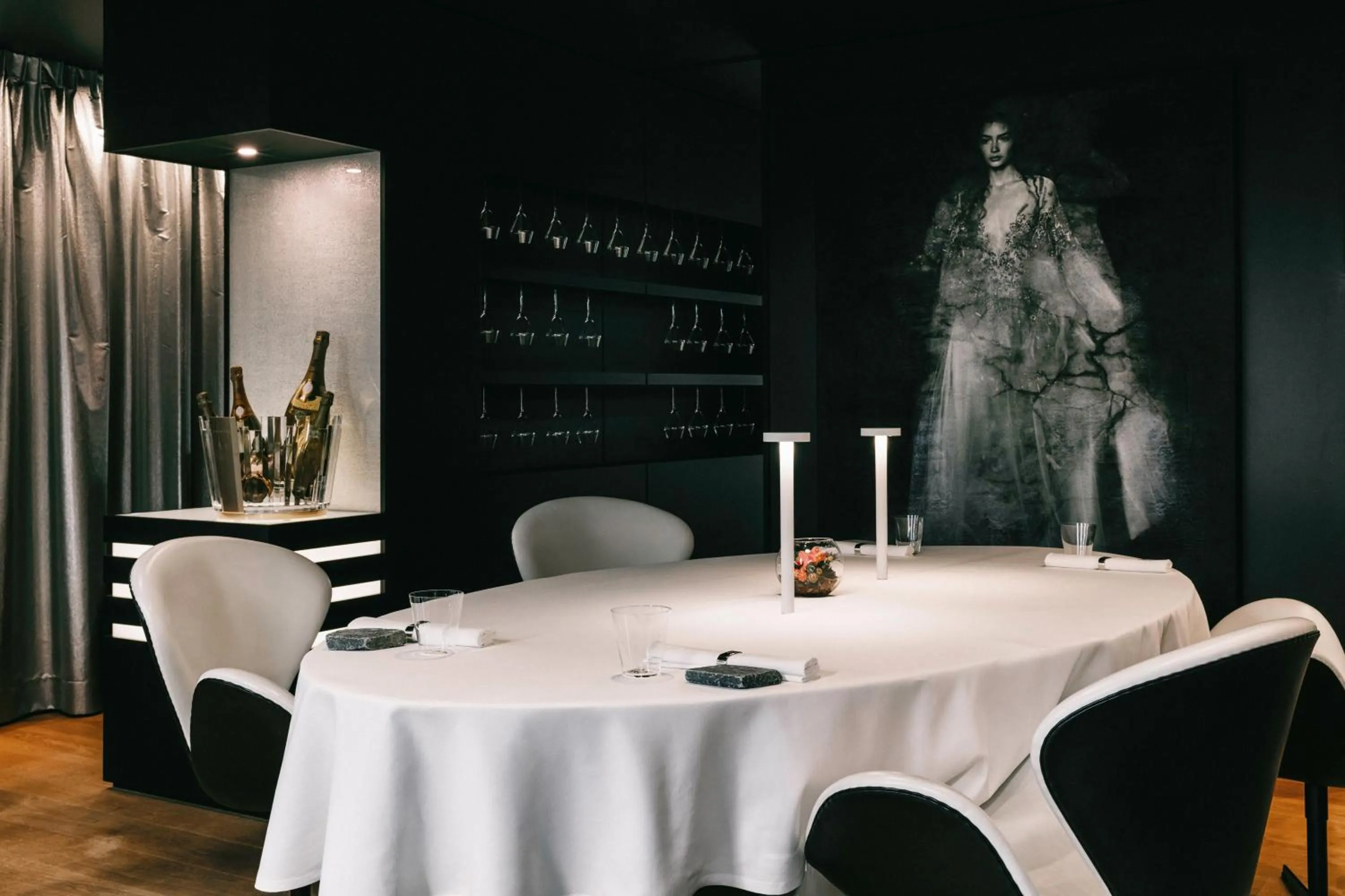 Restaurant/places to eat in 7132 Hotel