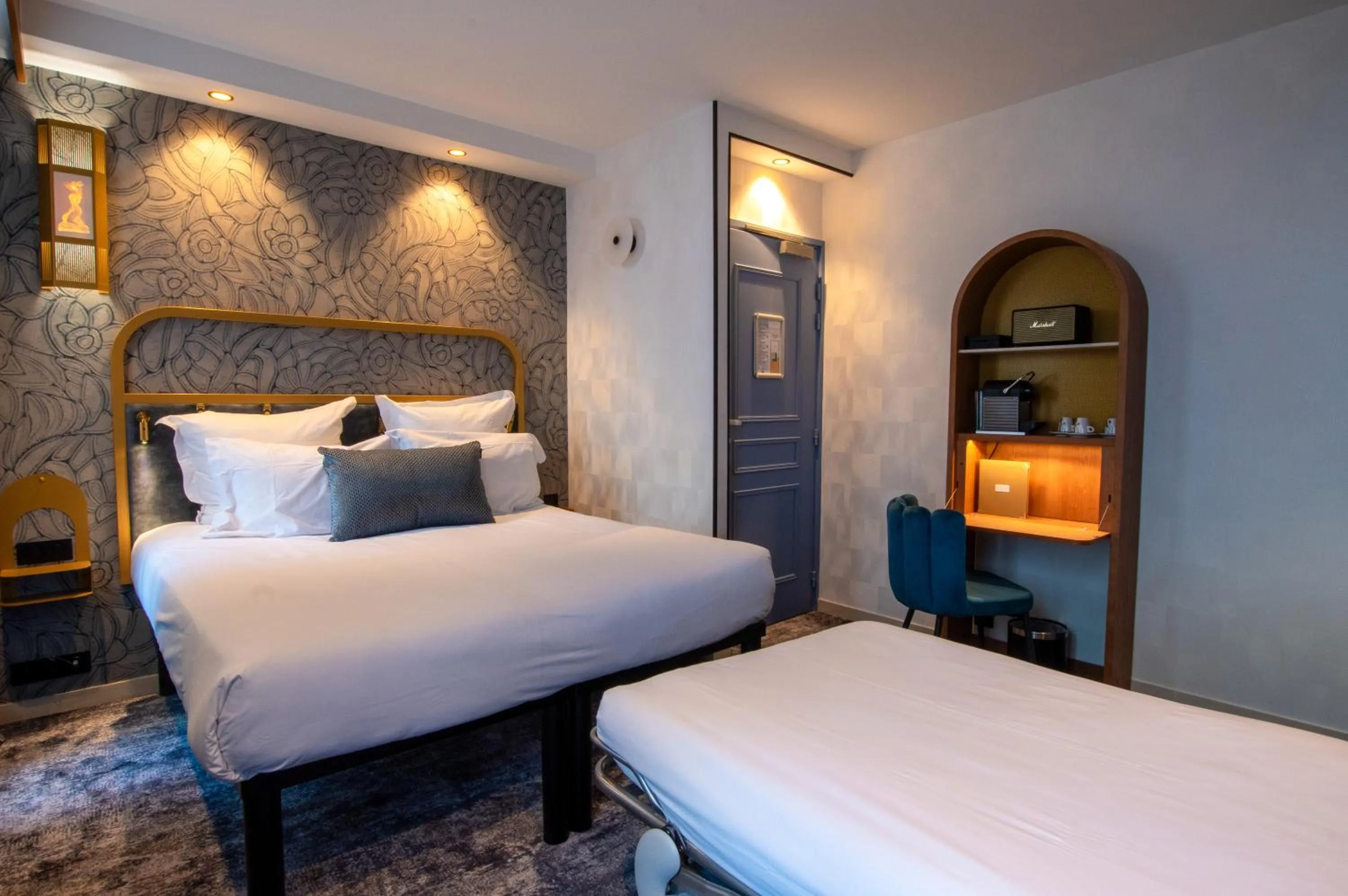 Photo of the whole room, Bed in Hotel Du Cadran