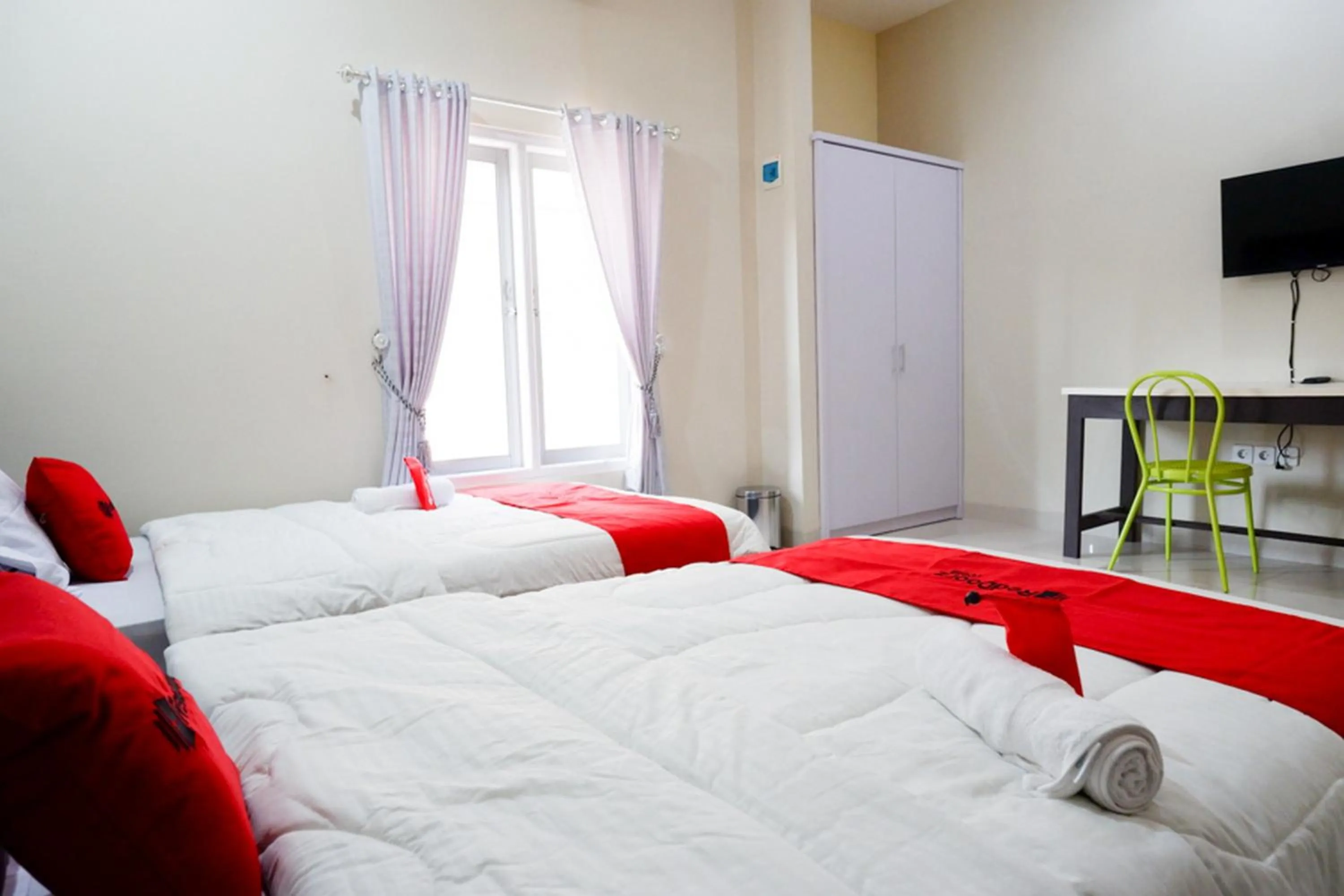 Bedroom, Bed in RedDoorz Syariah near RSUD Margono Purwokerto
