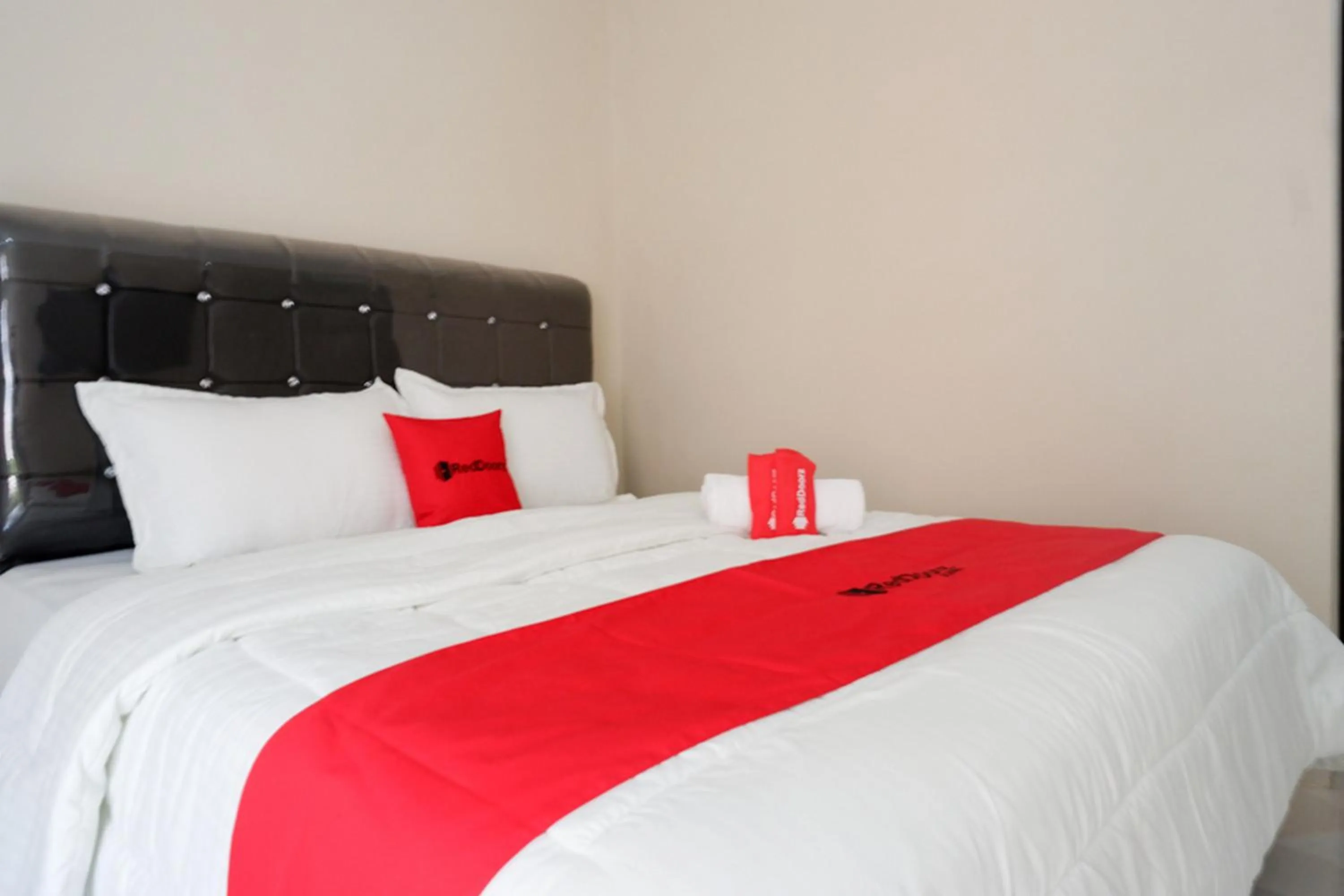 Bedroom, Bed in RedDoorz Syariah near RSUD Margono Purwokerto