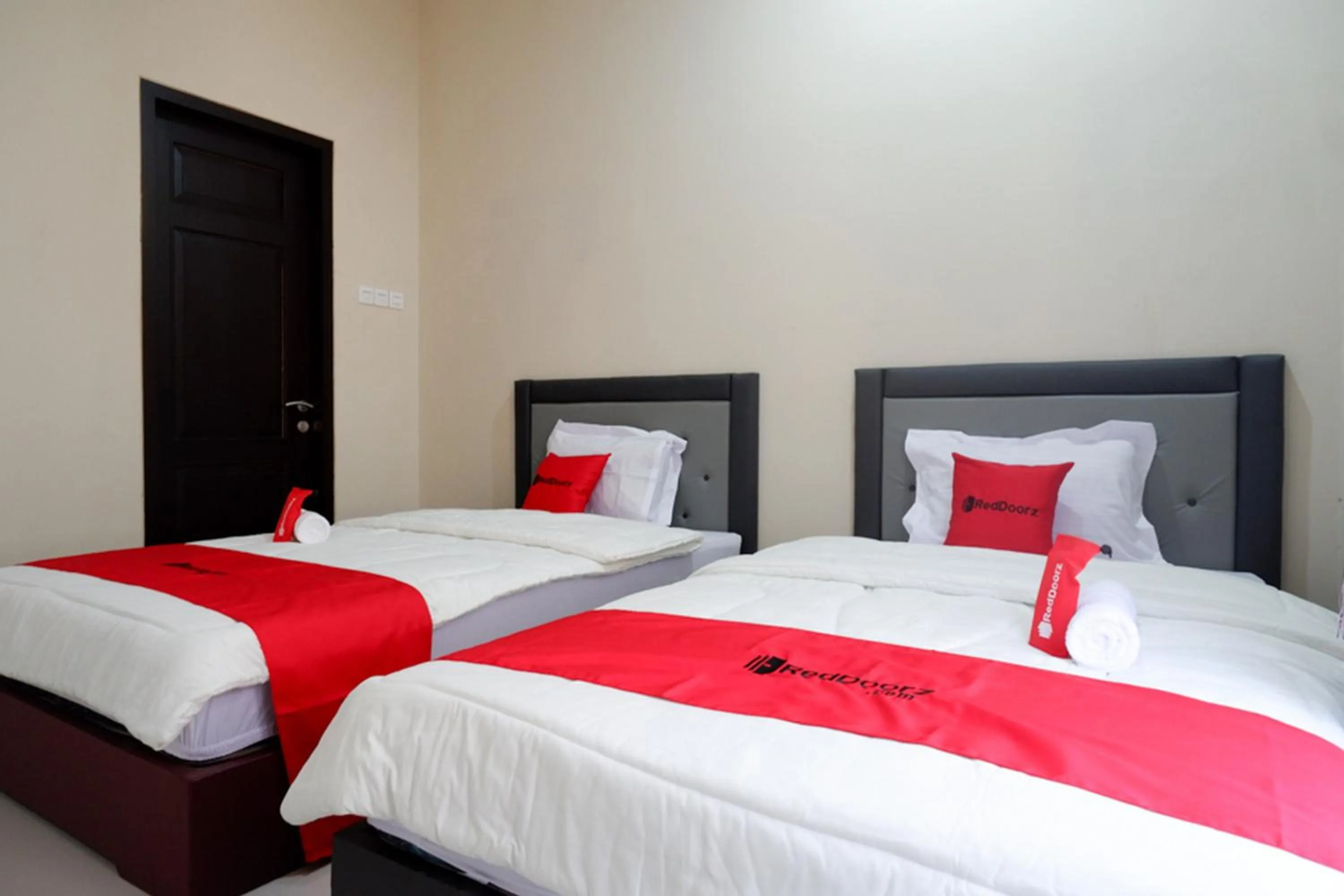 Bed in RedDoorz Syariah near RSUD Margono Purwokerto