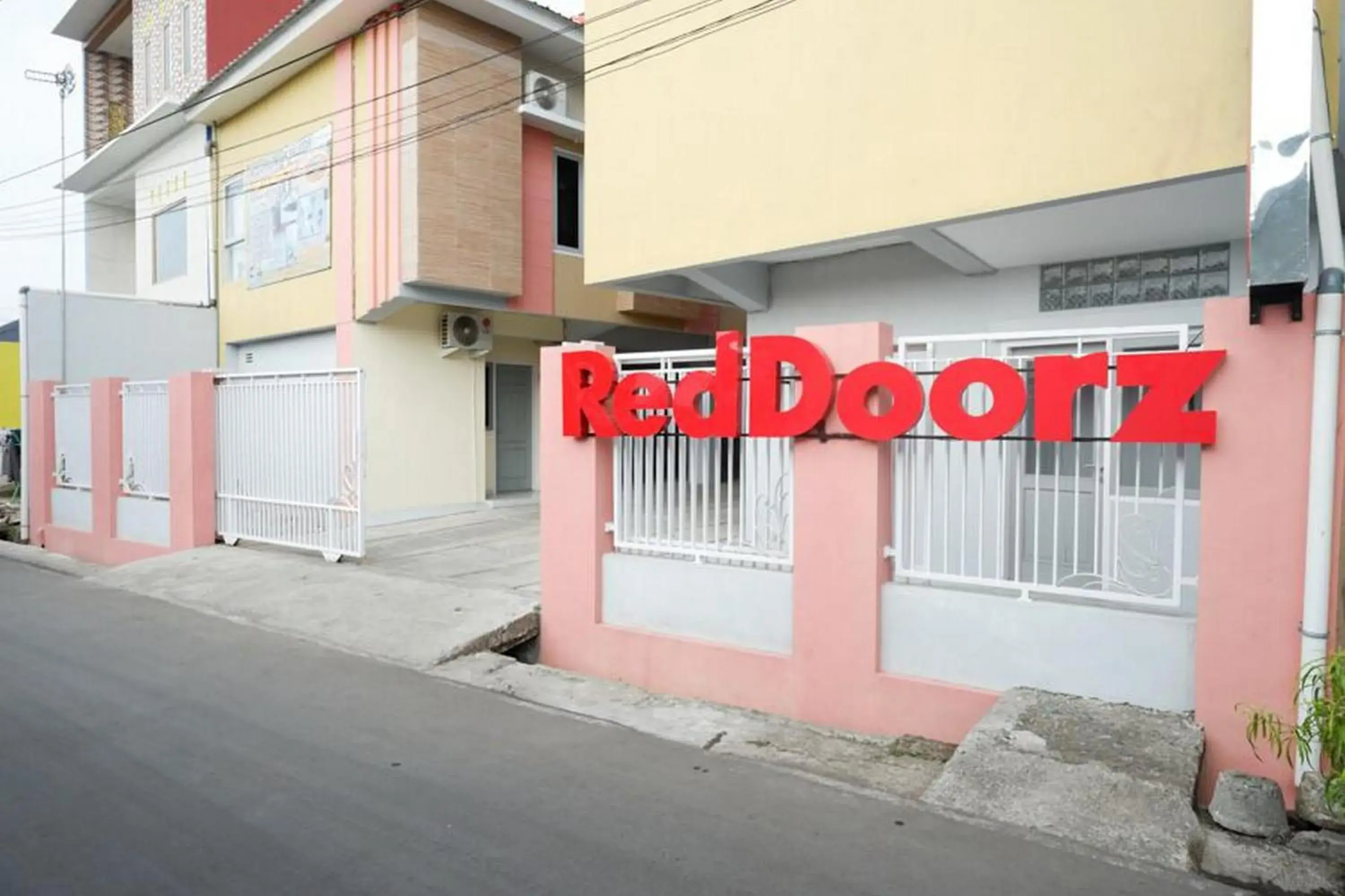 Facade/entrance in RedDoorz Syariah near RSUD Margono Purwokerto Facade/entrance in RedDoorz Syariah near RSUD Margono Purwokerto