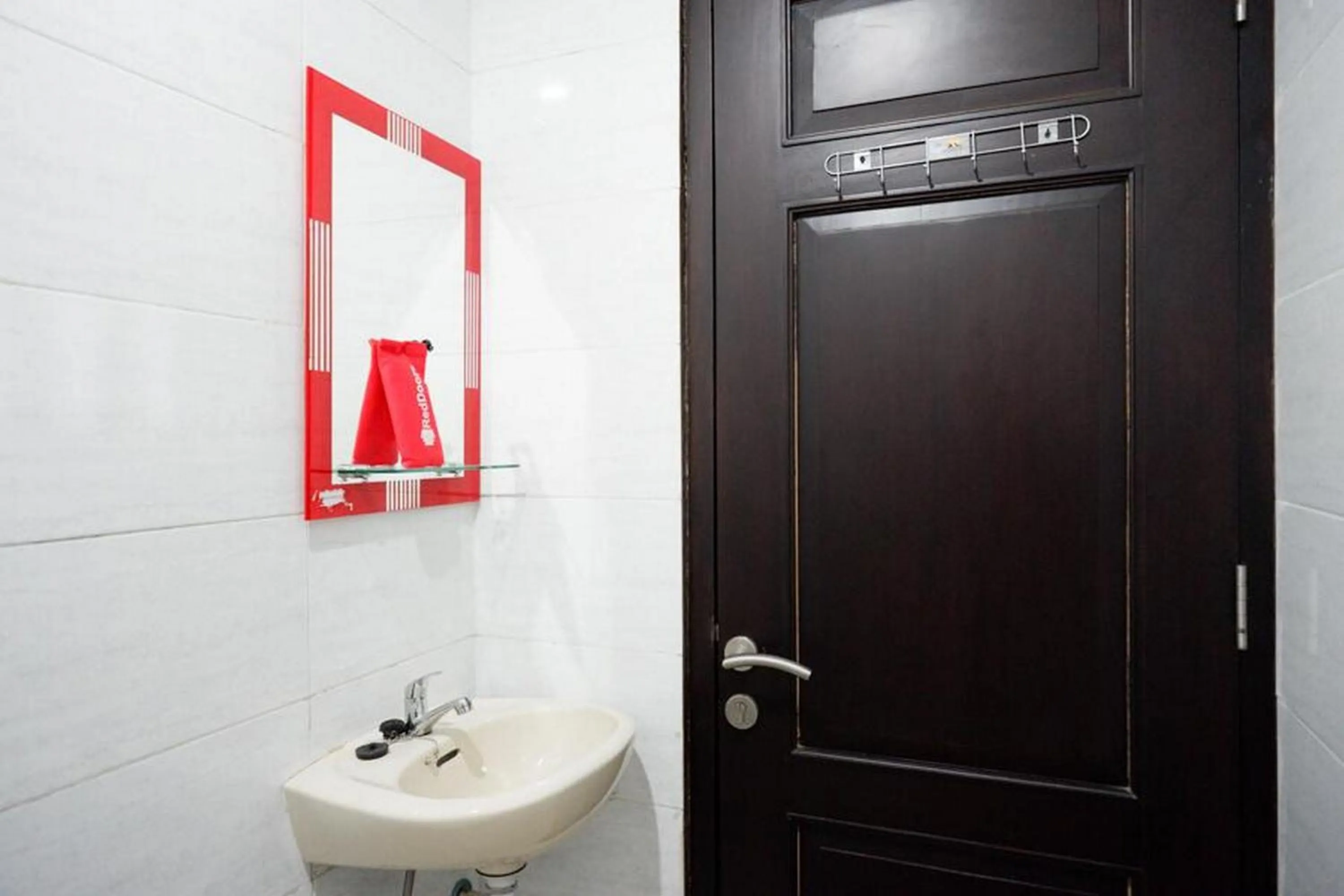 Bathroom in RedDoorz Syariah near RSUD Margono Purwokerto