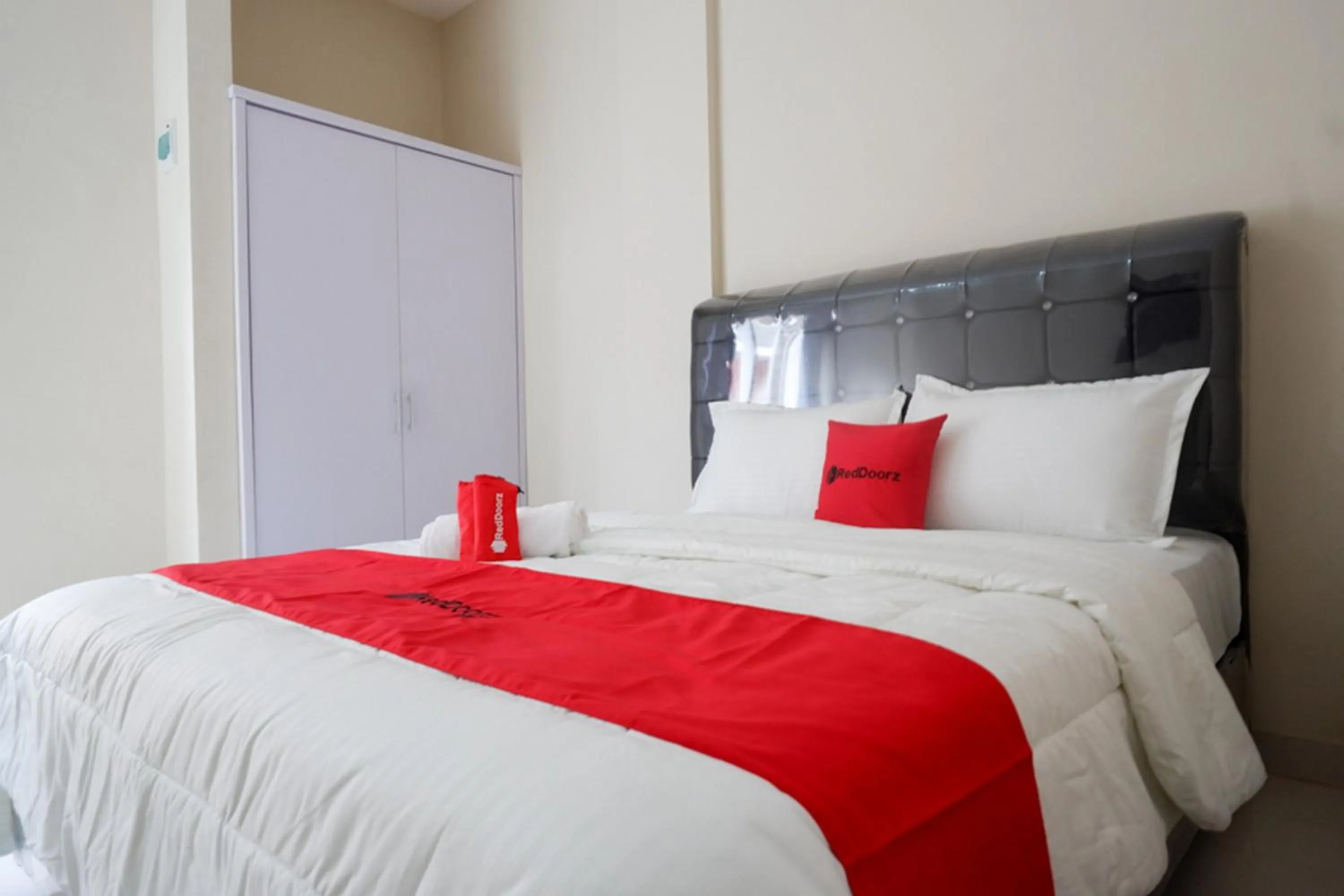 Bedroom, Bed in RedDoorz Syariah near RSUD Margono Purwokerto