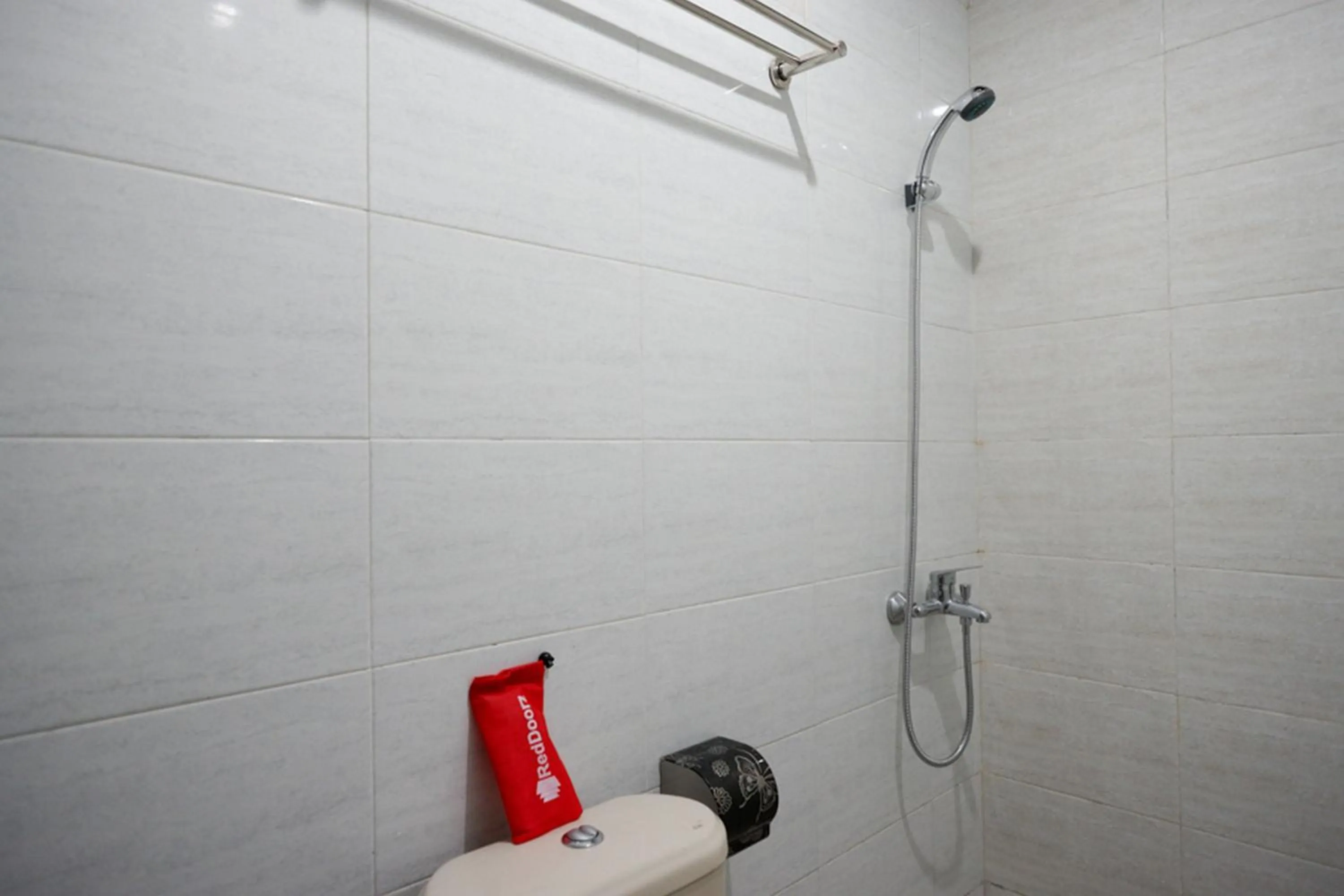 Bathroom in RedDoorz Syariah near RSUD Margono Purwokerto